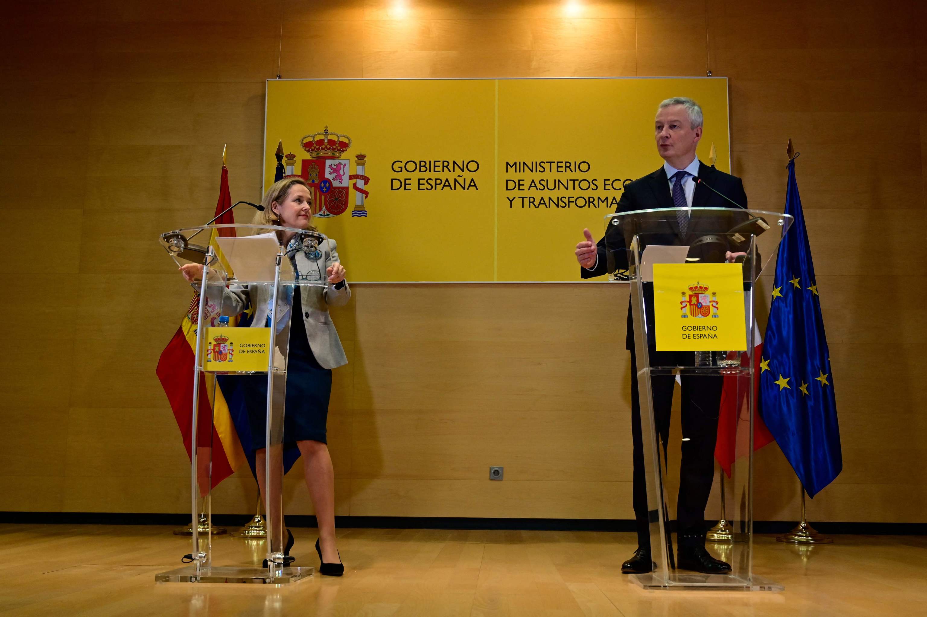 La vicepresidenta del Gobierno, Nadia Calviño, y el ministro de Finanzas francés, Bruno Le Maire.