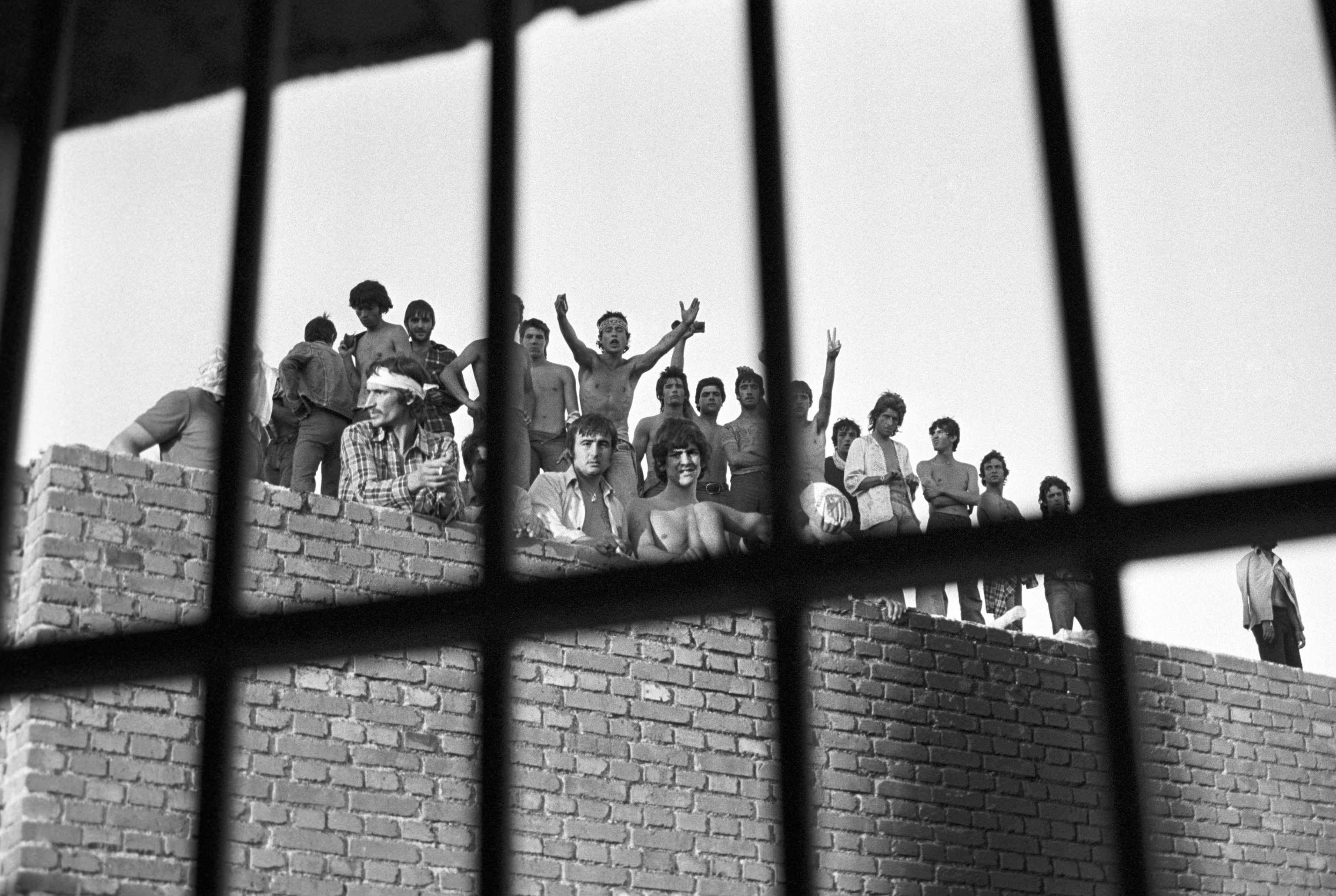 Un grupo de presos, en el tejado de la crcel de Carabanchel durante un motn en 1977.