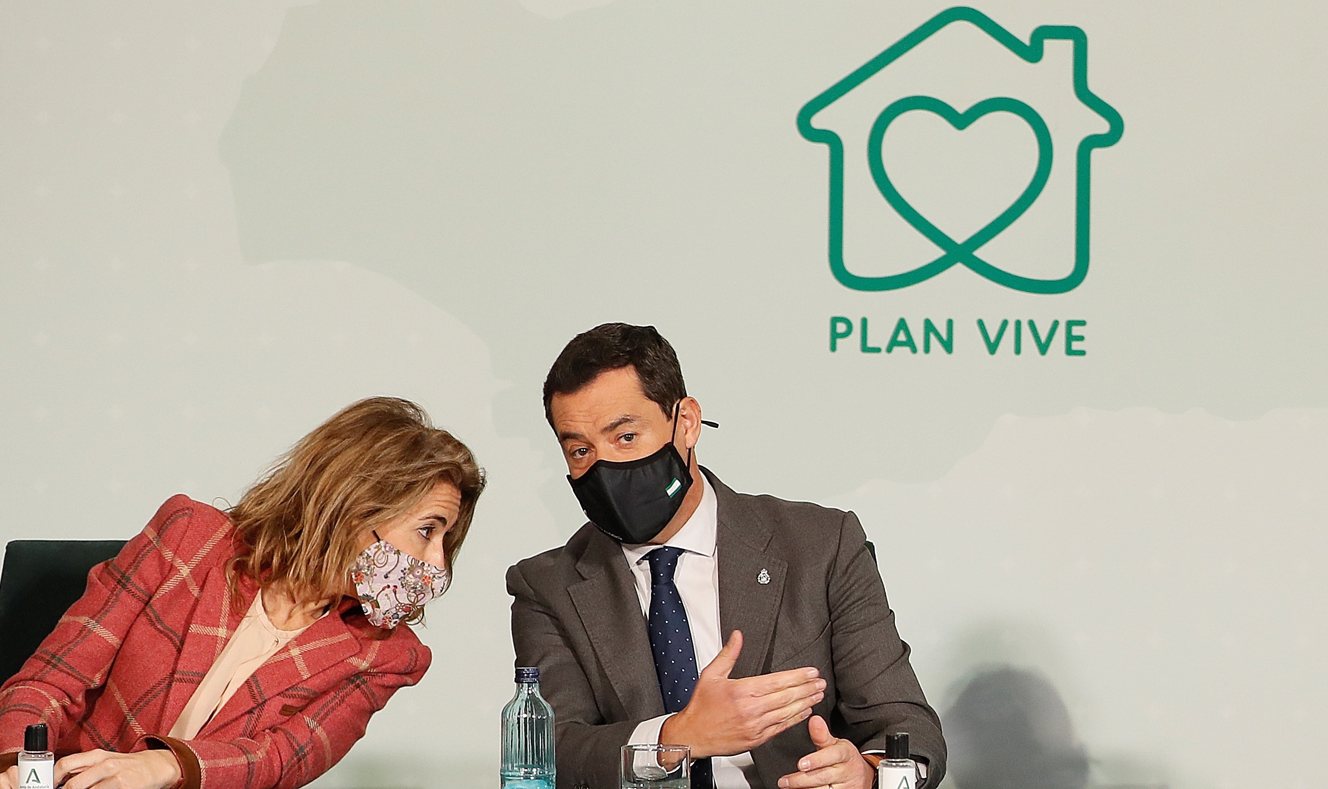 Juanma Moreno y la ministra de Transportes, Movilidad y Agenda Urbana, Raquel Sánchez, en la firma de un acuerdo para la promoción de vivienda en alquiler.