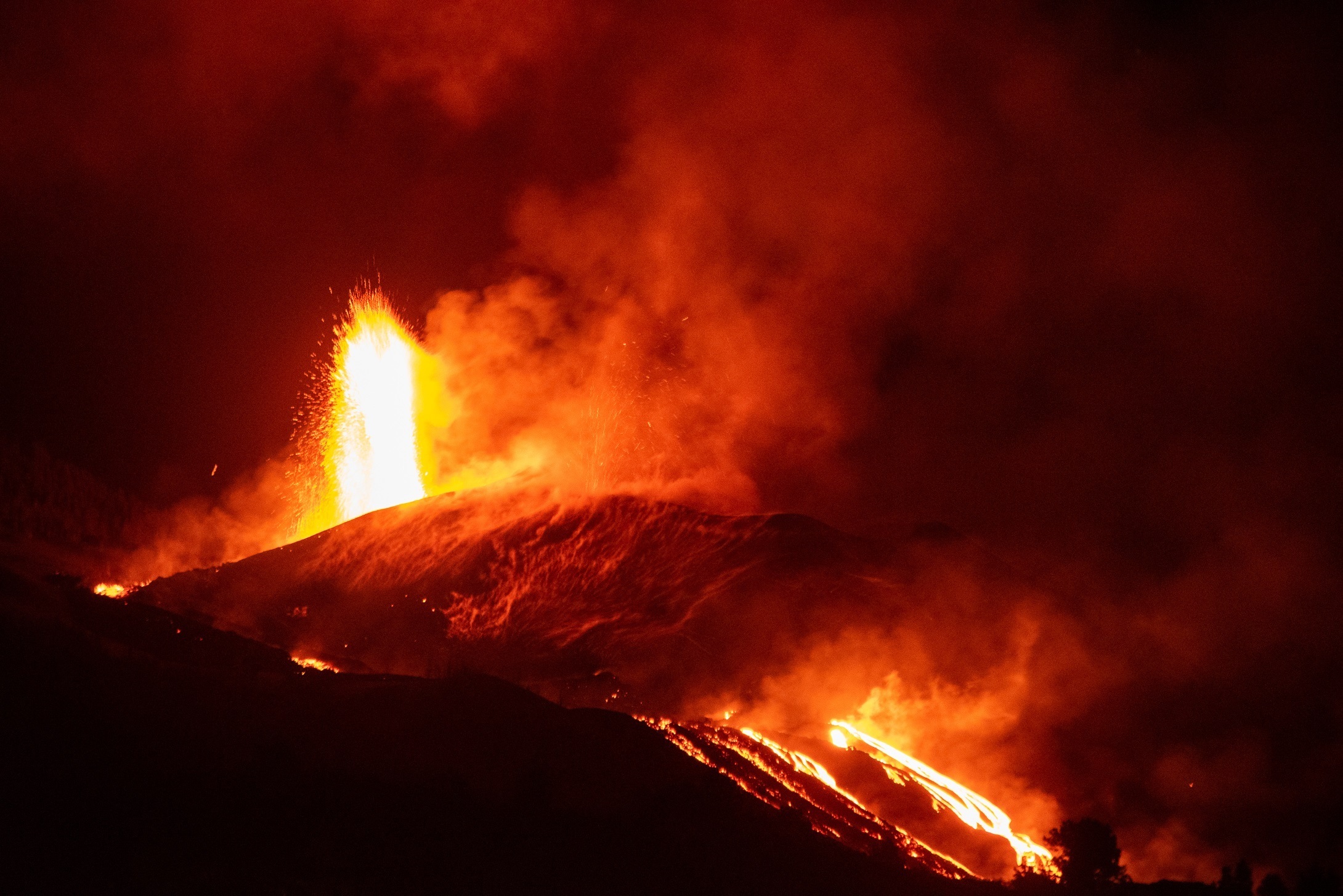 La nueva boca del volcán de Cumbre Vieja en la isla de La Palma.