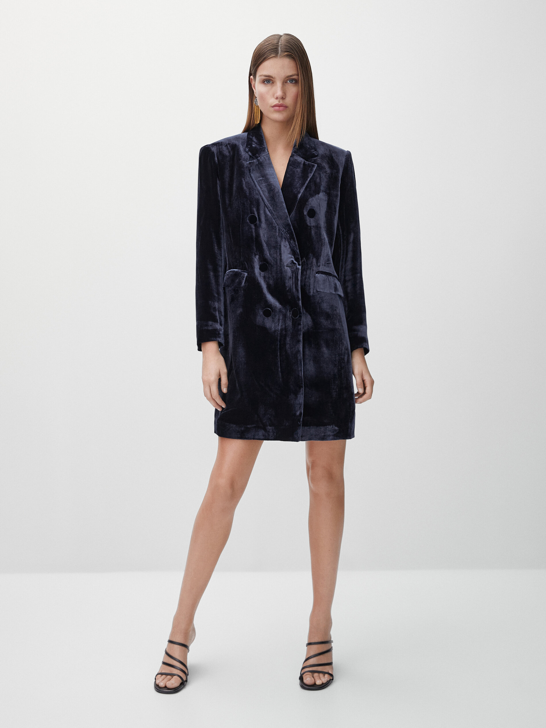 Los vestidos de terciopelo de Zara y H&M para estrenar ya y lucir en Navidad  | Moda