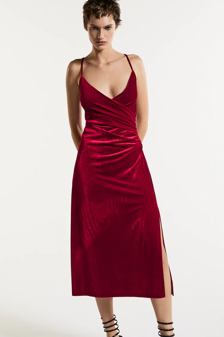 Los vestidos de terciopelo de Zara y H&M para estrenar ya y lucir en Navidad  | Moda