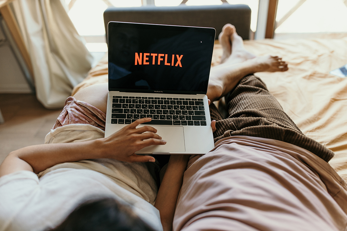 Una pareja viendo la plataforma Netflix en el ordenador,