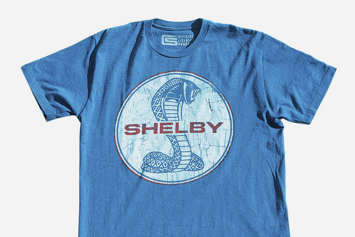 Una camiseta del coche de carreras Shelby Cobra.