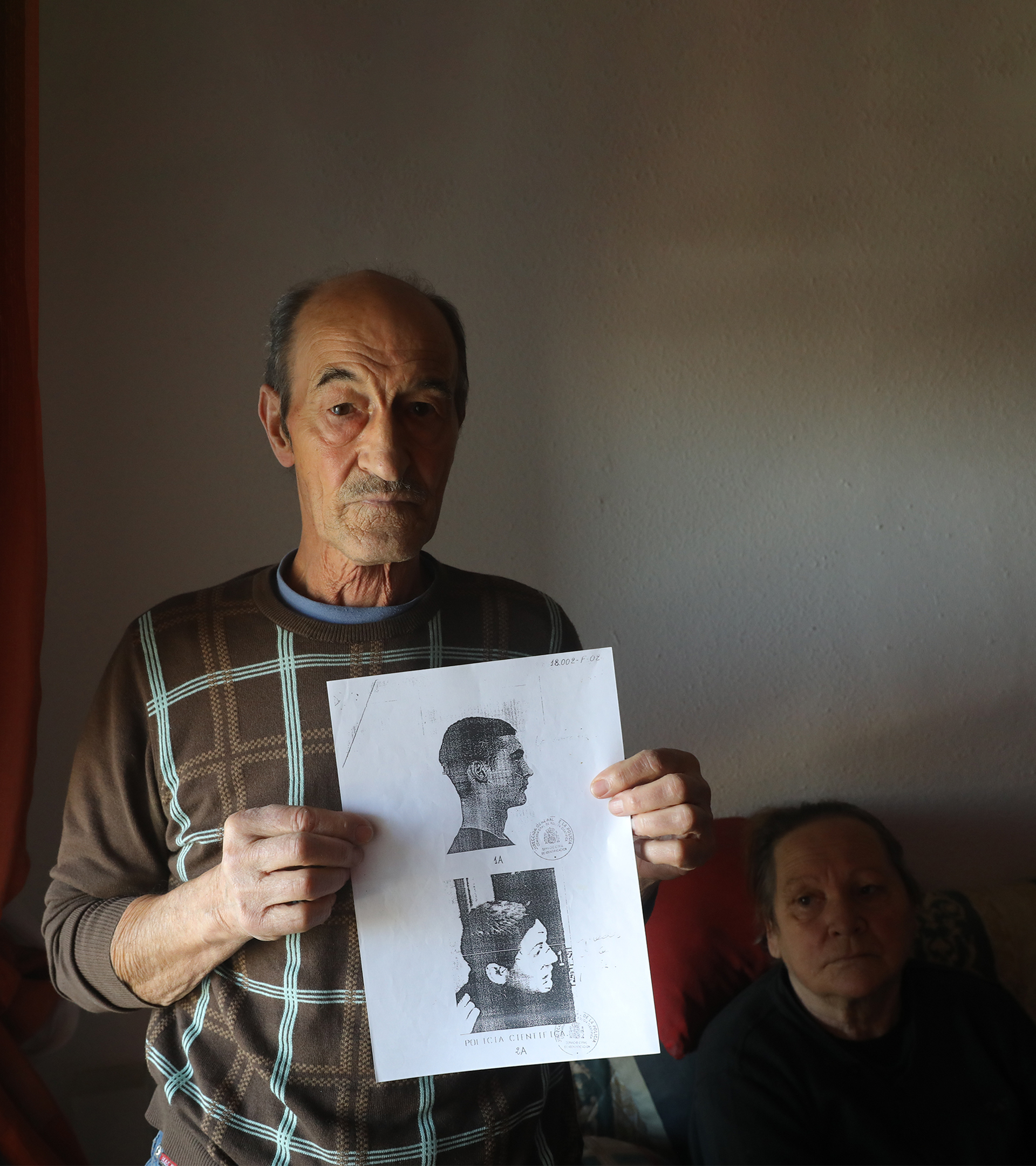 Antonio Valdivielso, con una imagen de su hijo y del verdadero autor.