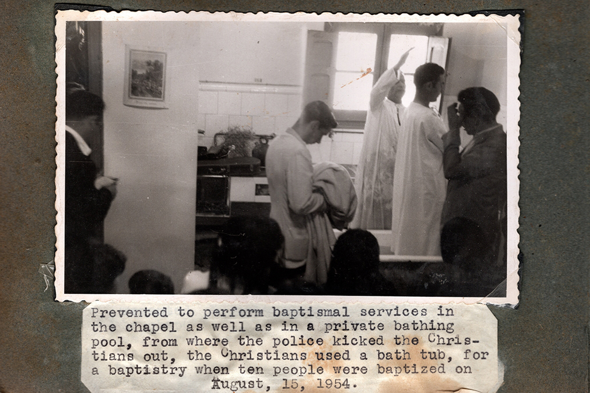 Un bautismo protestante celebrado en una casa en 1953.