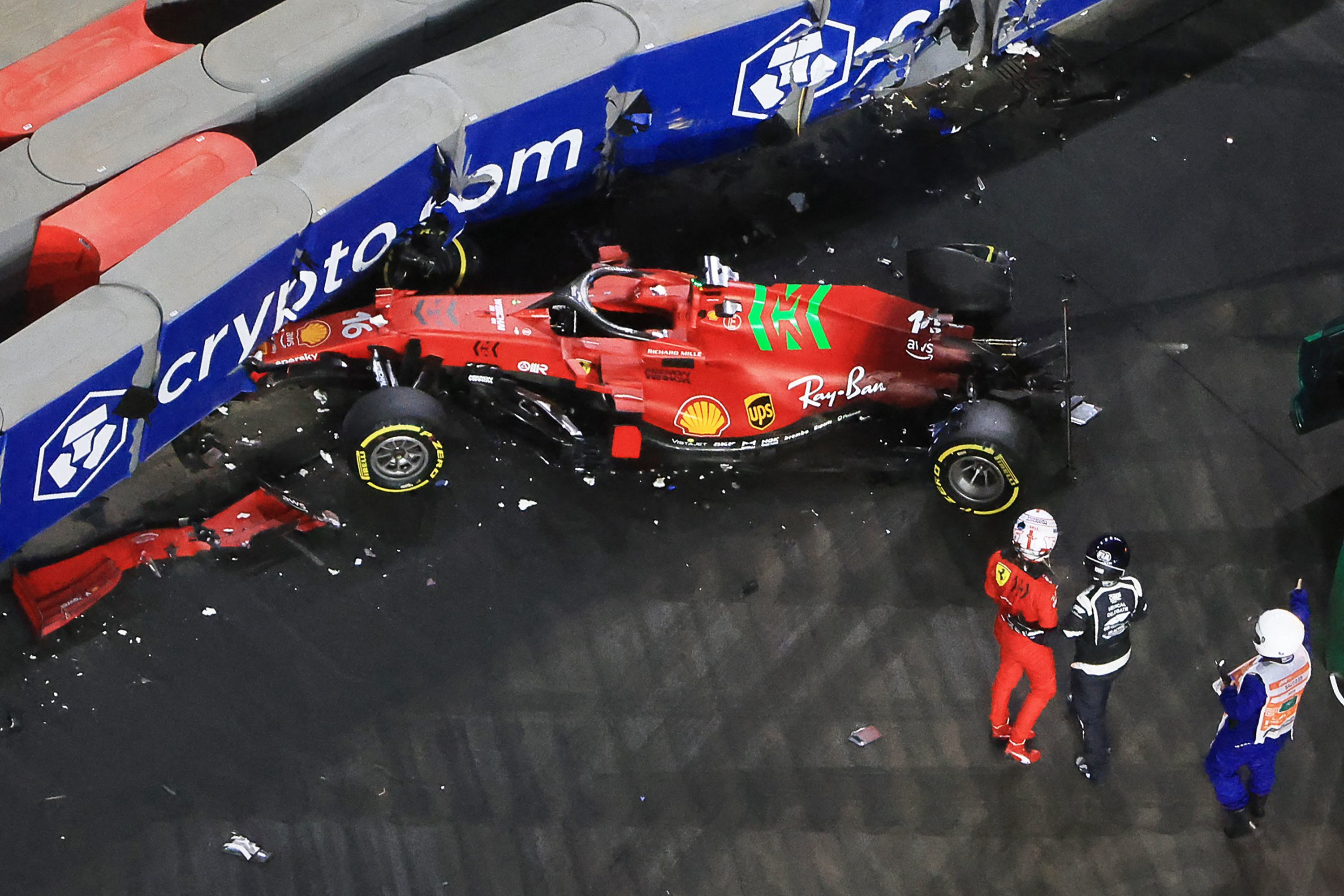 El Ferrari de Leclerc, tras su accidente en la curva 23 de Jeddah.
