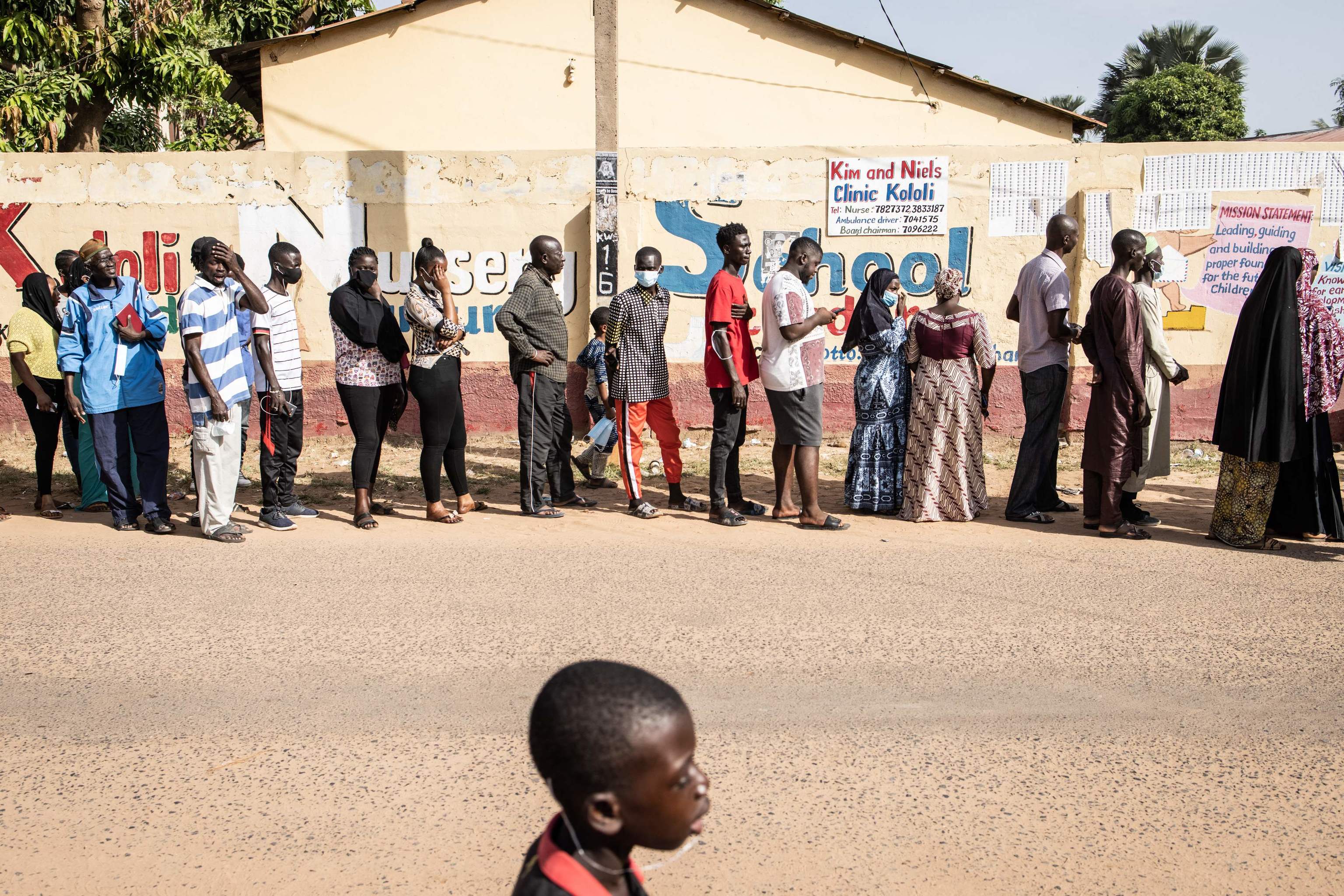 Votantes esperando su turno en Banjul.