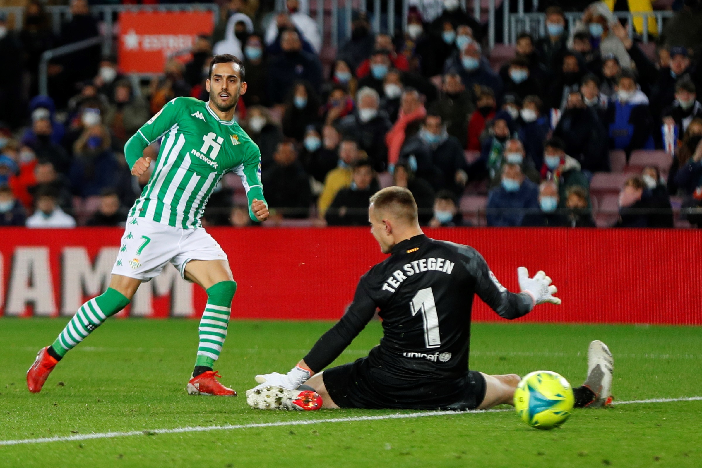 Juanmi (i) marca el gol de la victoria del Betis.