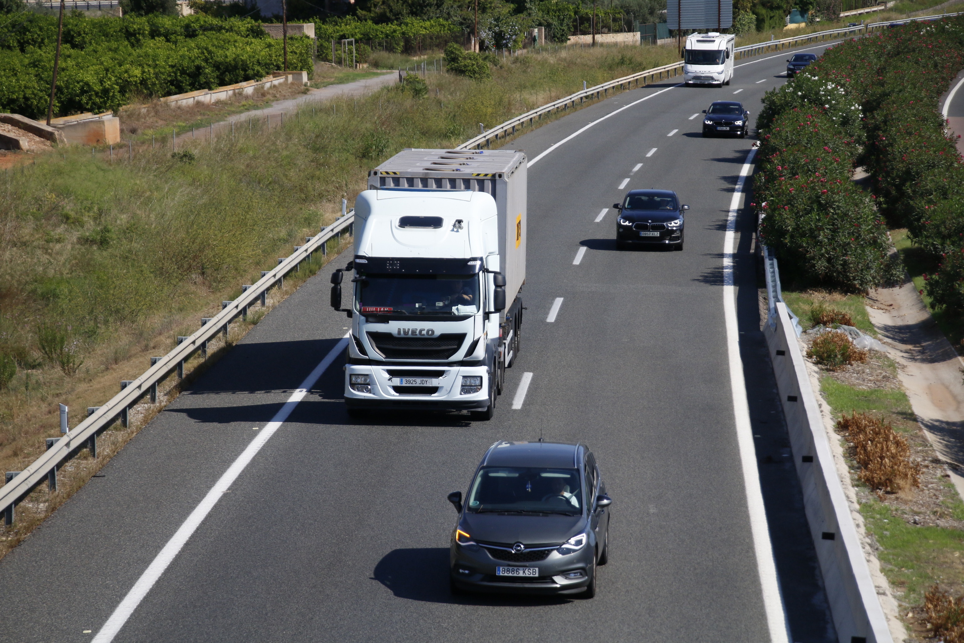 Un camión y dos vehículos circulan por un vial de la provincia.