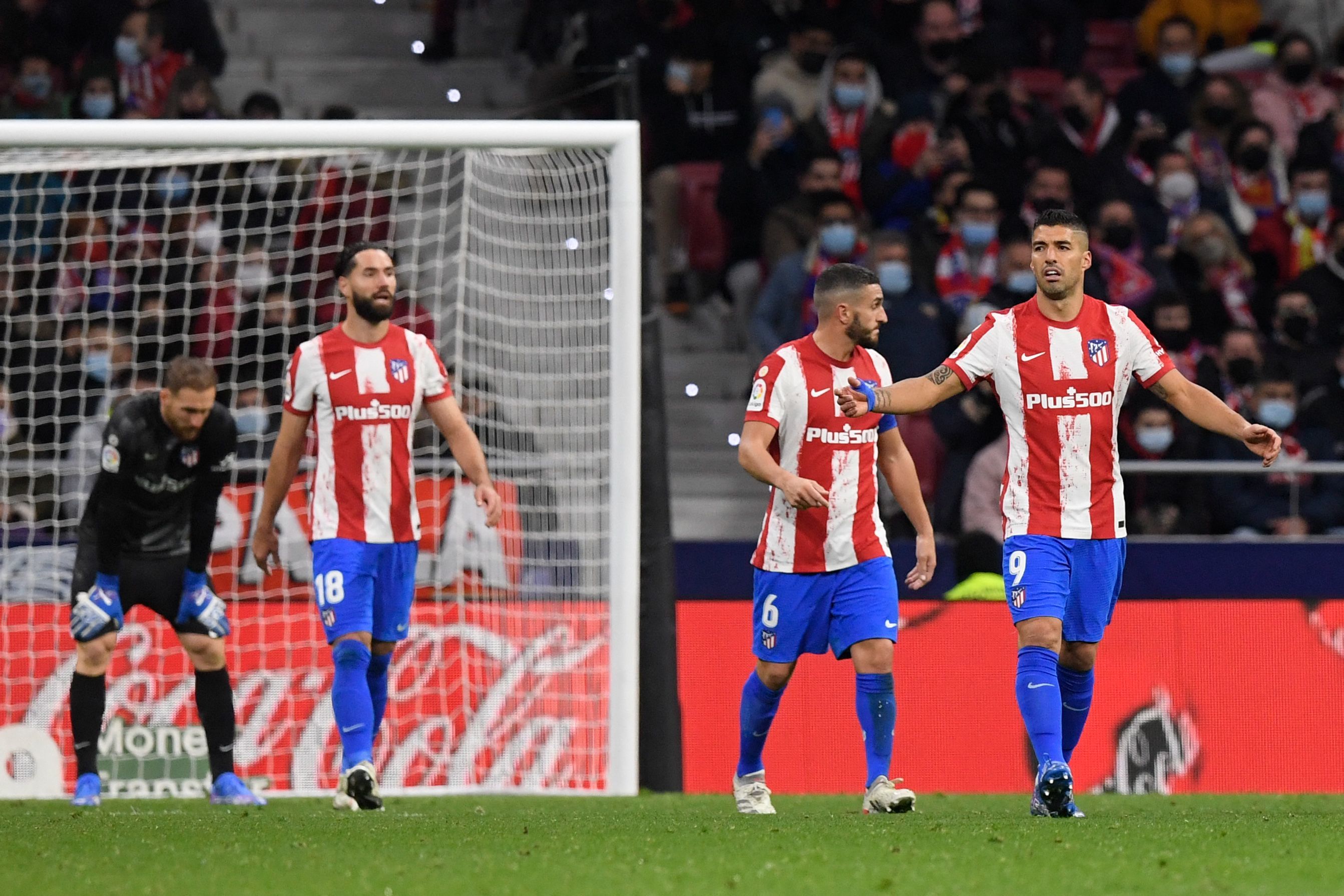 Los jugadores del Atlético se lamentan tras la derrota.