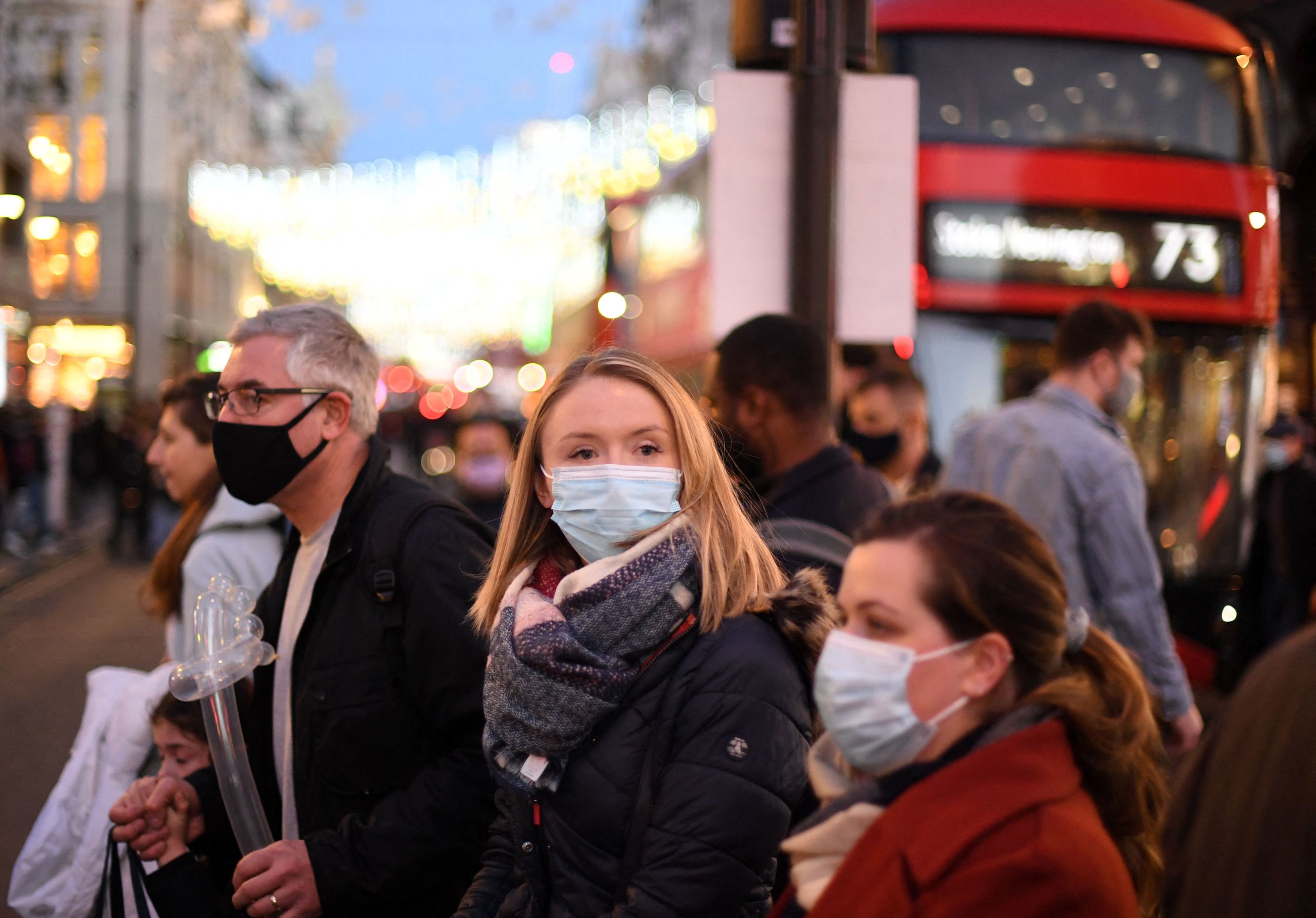 Varias personas con mascarilla en el centro de Londres.