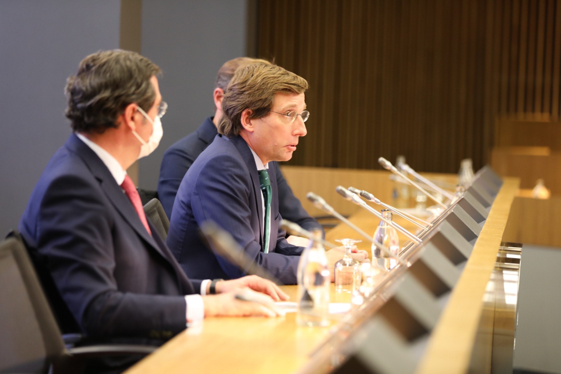 José Luis Martínez-Almeida, alcalde de Madrid, interviene en el acto en presencia de Antonio Garamendi, presidente de CEOE, y de Manuel Terroba, presidente de BMW Group España