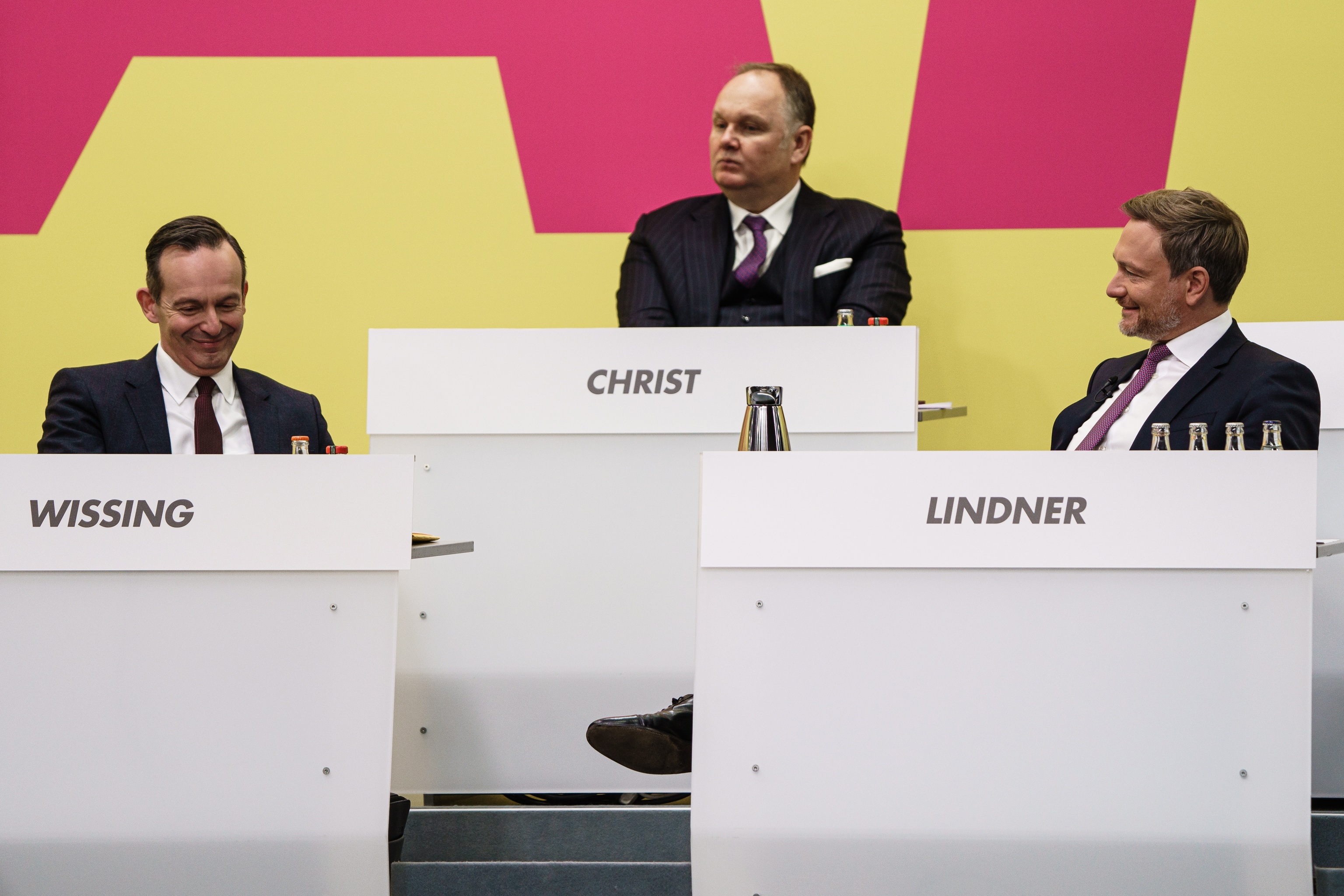 Christian Lindner (dcha.) y otros líderes del FDP, durante el congreso.