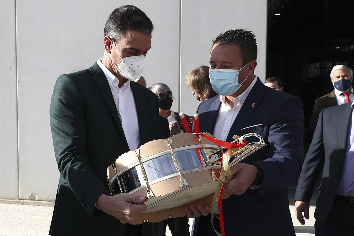 Pedro Sánchez sujeta un tambor, ayer, durante su visita a Murcia.