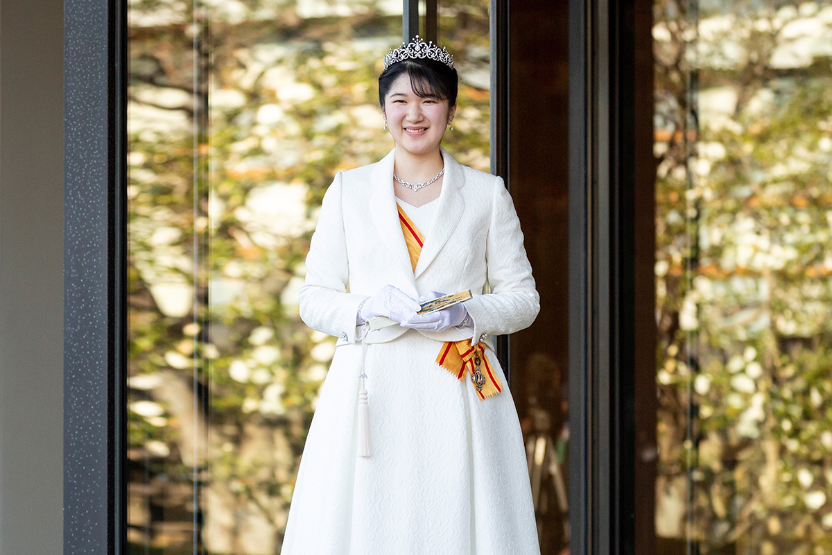 La princesa Aiko posa con su tiara.