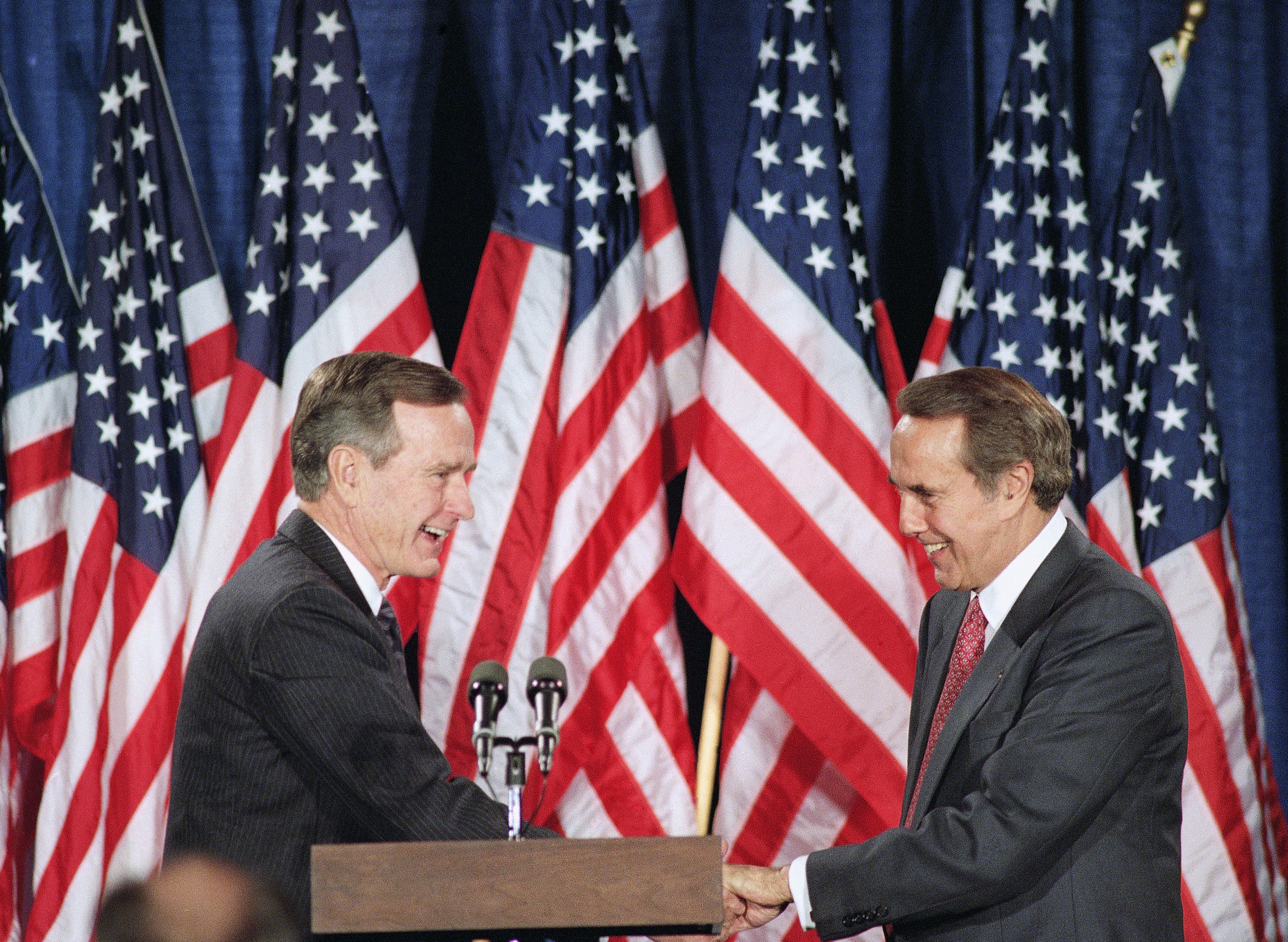 El ex presidente George H.W. Bush,  saluda a Bob Dole en un debate televisivo.