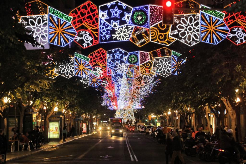 Las luces navideñas que recorren la ciudad.