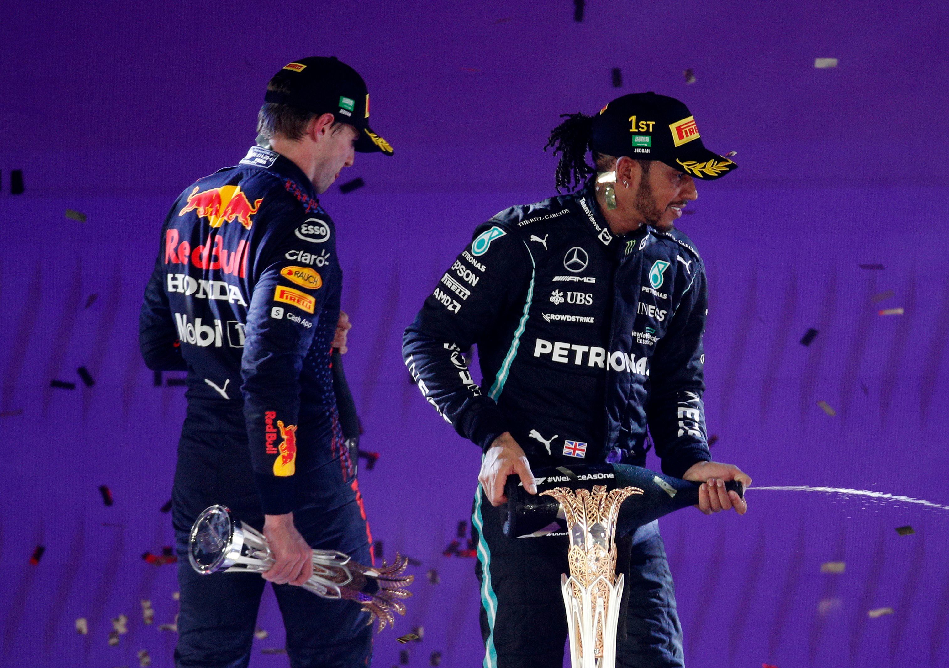 Hamilton y Verstappen, el domingo, en el podio de Jeddah.