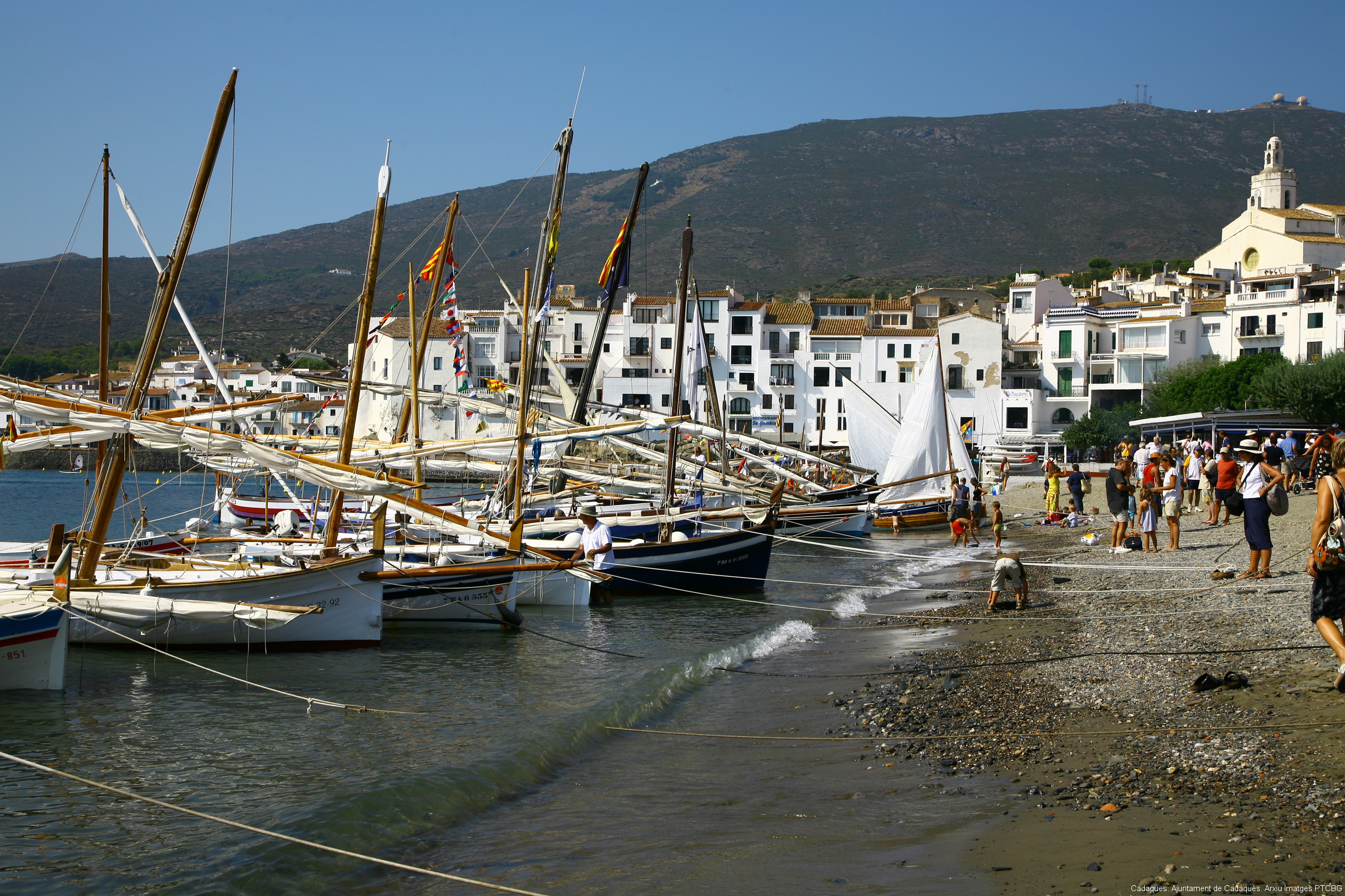 Barcas de pescadores varadas en Cadaqués.