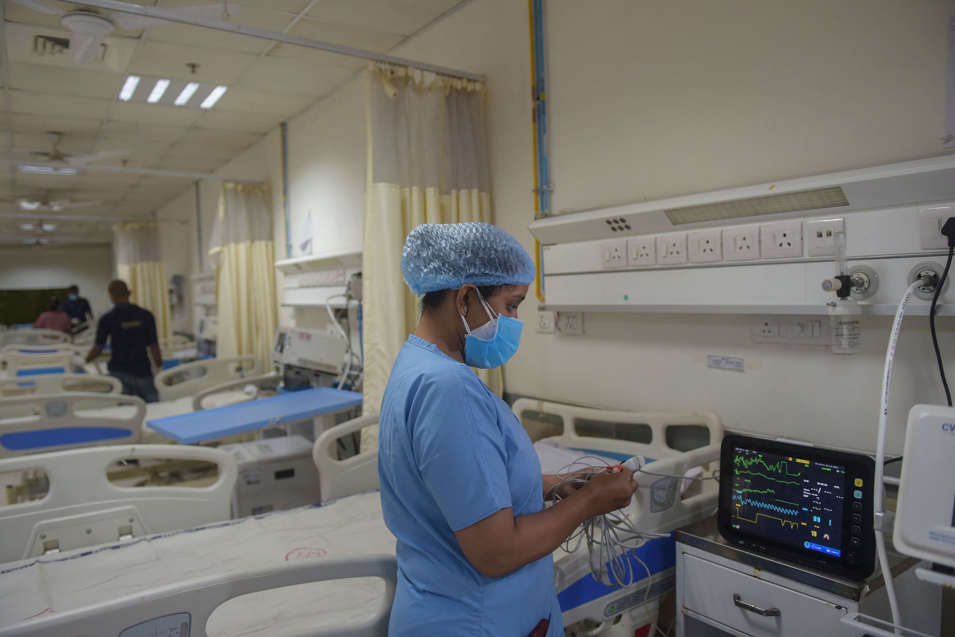 Personal sanitario monitoriza a pacientes con Covid en la ciudad india de Ahmedabad.