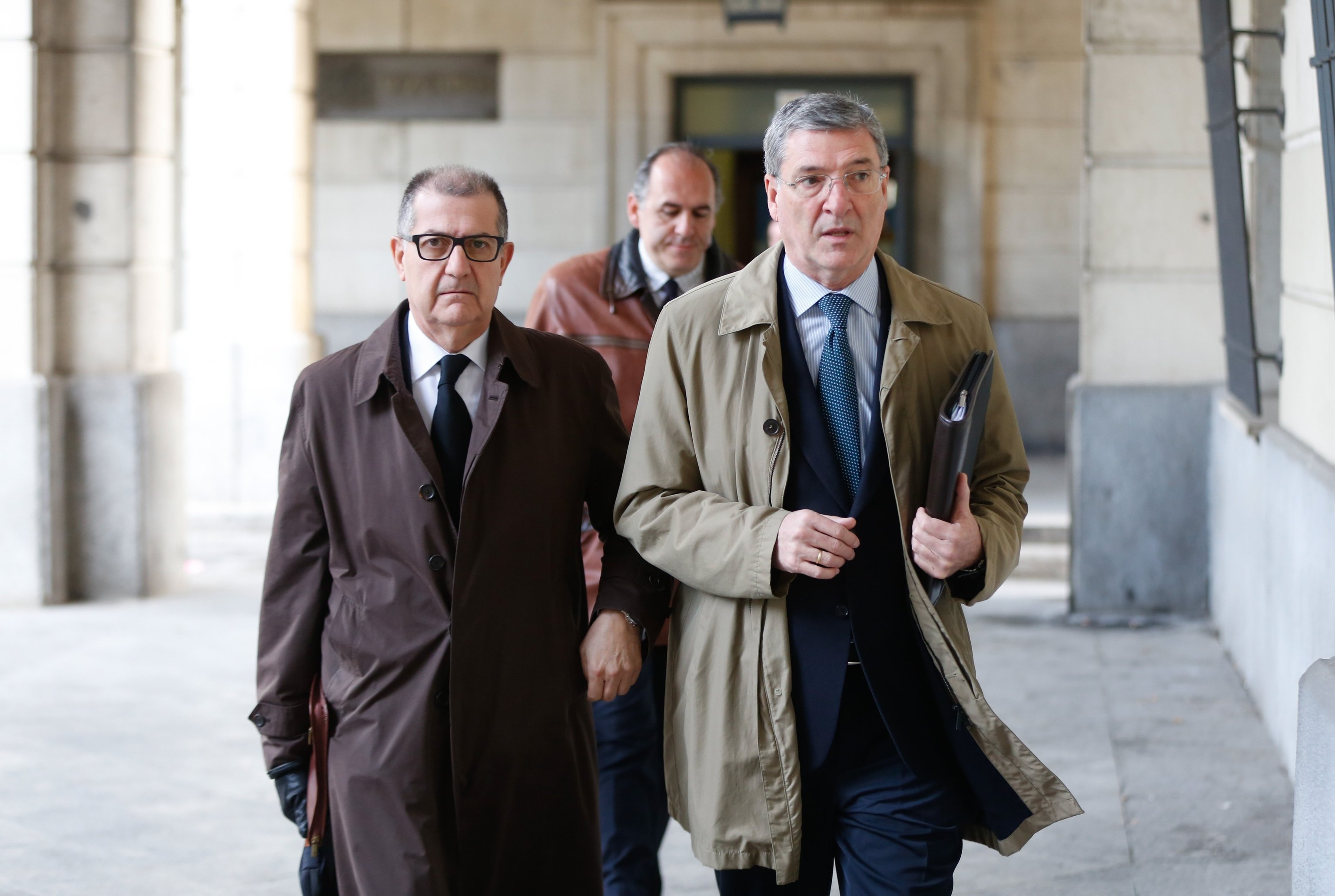 Serrano Aguilar, a la derecha, con su abogado se dirige hacia la Audiencia de Sevilla.
