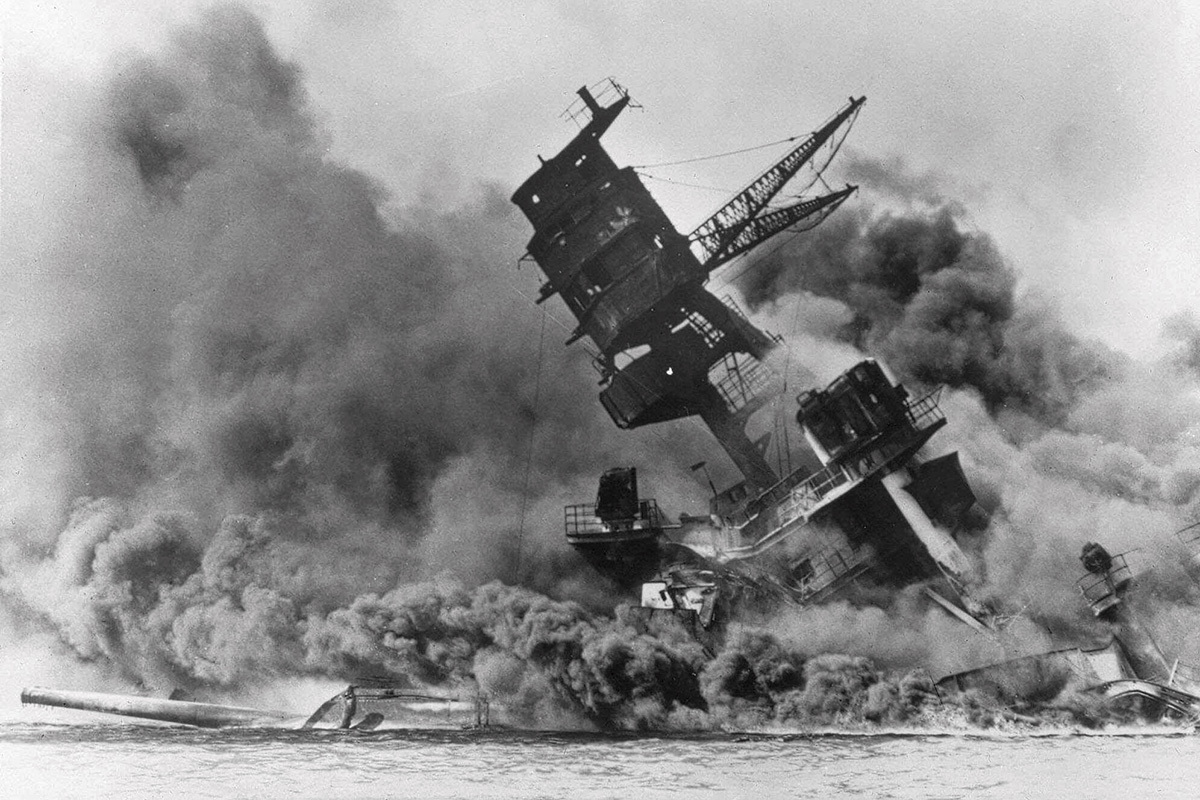 Bombardeo de los barcos atracados en Pearl Harbor, en 1941.