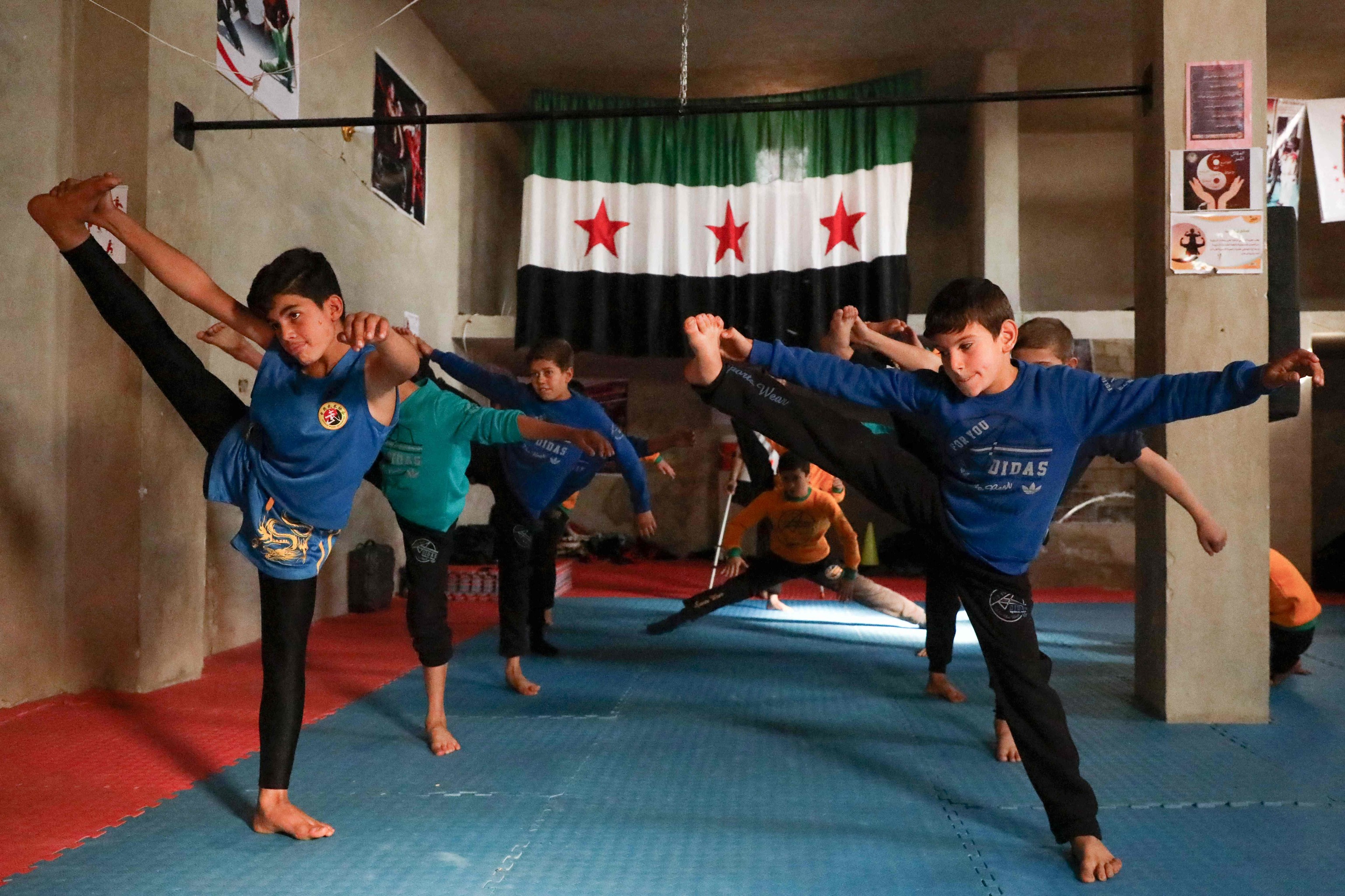 Nios sirios entrenan en una escuela de artes marciales, creada a principios de este ao por el profesor de kung-fu amputado de 24 aos Fadel Othman, en la ciudad de Abzimu, controlada por los rebeldes, en el campo occidental de la provincia de Alepo, el 18 de noviembre de 2021.