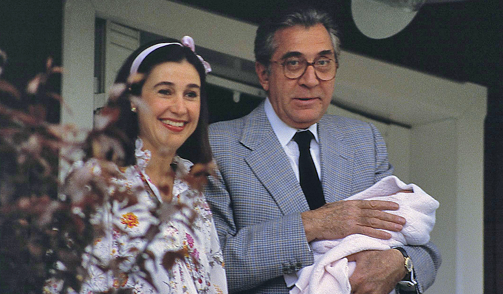 Carmen Martnez-Bordi y Jean-Marie Rossi presentan a su hija Chyntia en abril de 1985.
