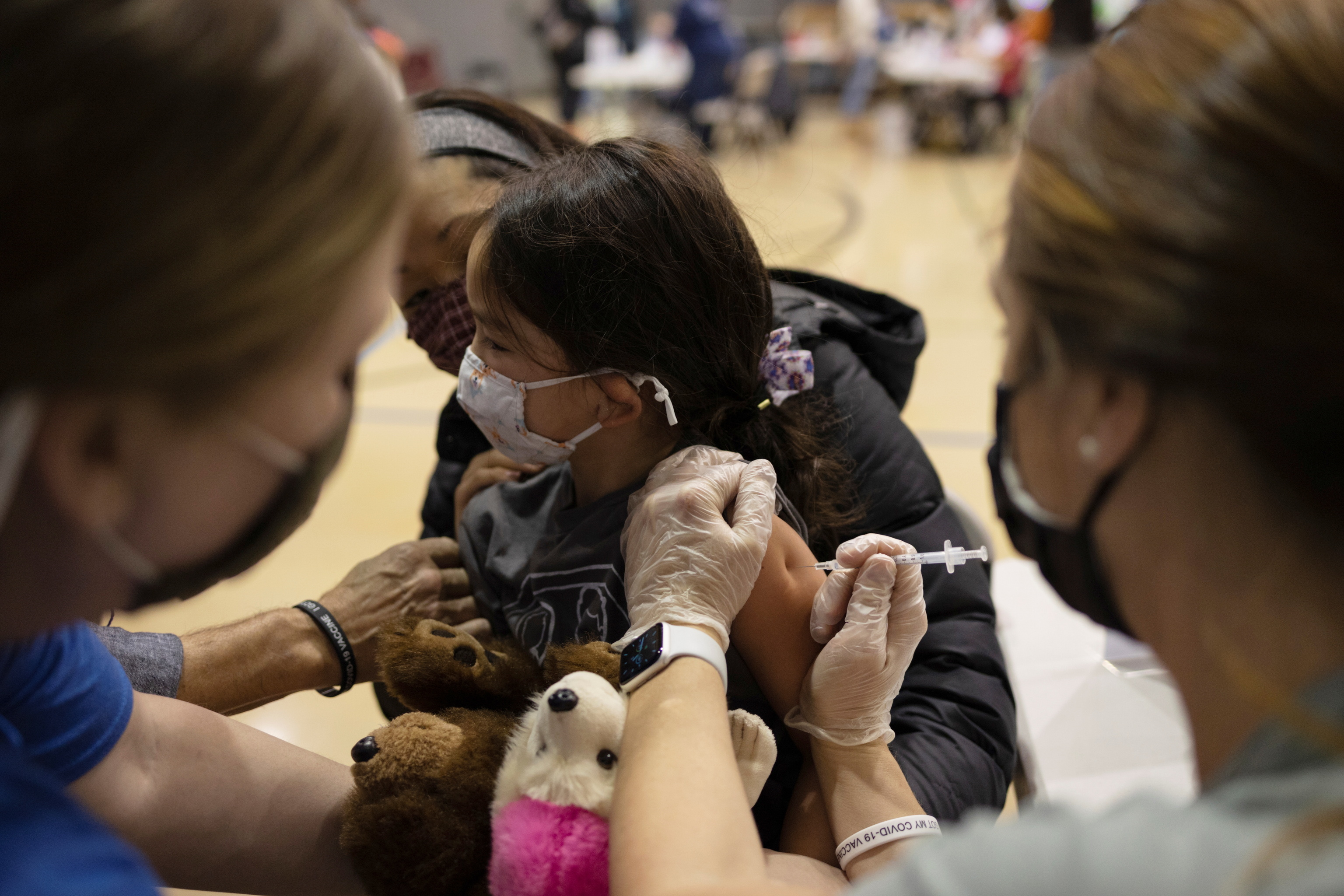 Una niña recibe una vacuna contra el Covid en Pennsylvania (EEUU)