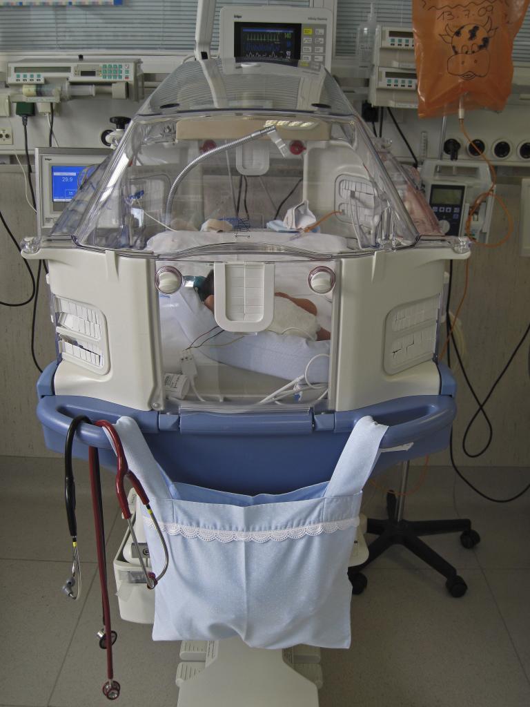 Imagen de una incubadora de la unidad de neonatos del hospital Ruber.