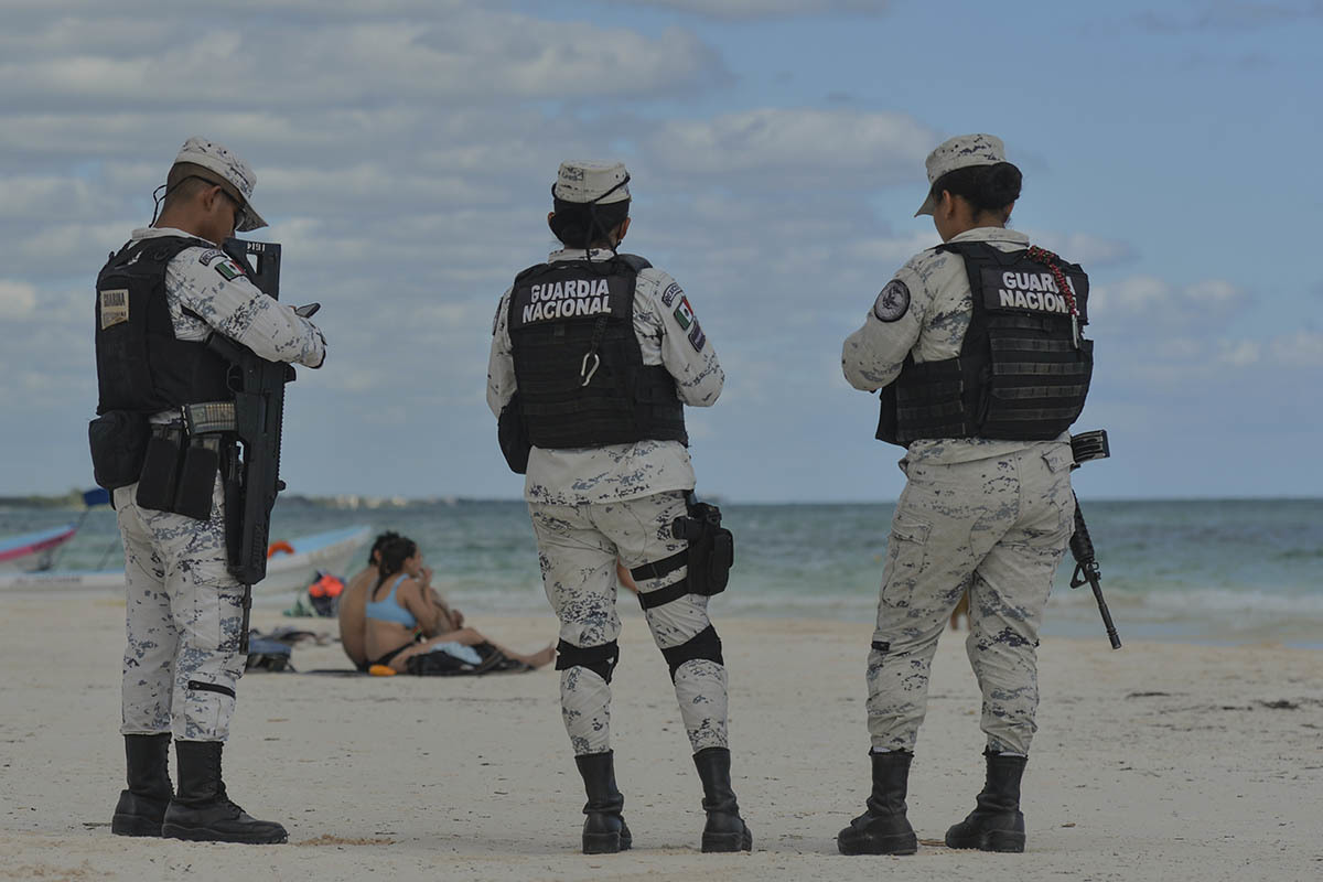 Soldados patrullan la playa Pescadores en Tulum.