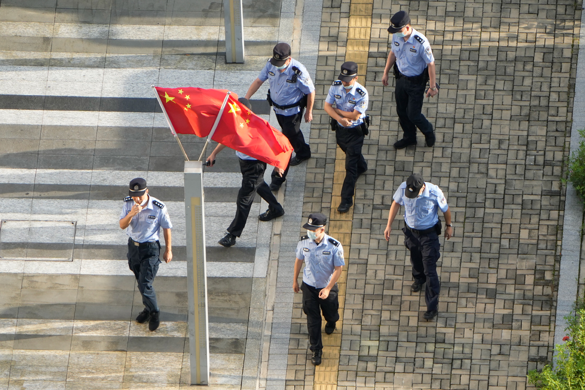 Policas en la sede de la inmobiliaria Evergrande, en Shenzhen.