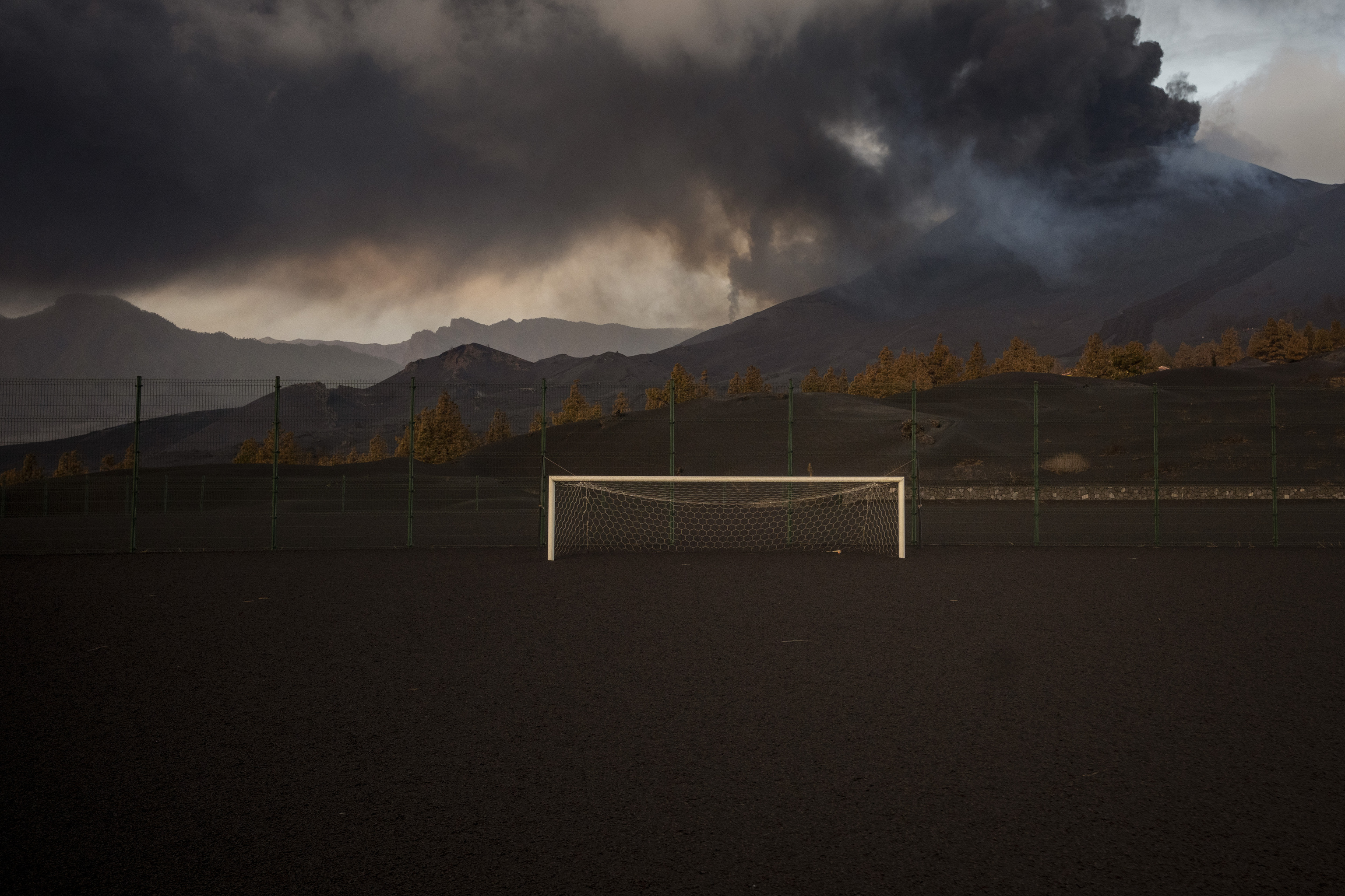 Campo de fútbol cubierto de ceniza, el lunes en La Palma.