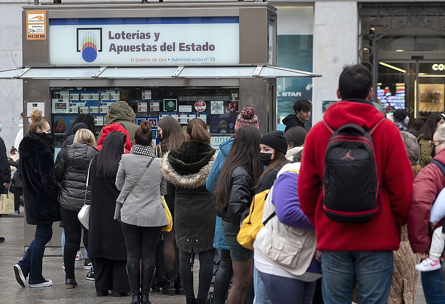 Largas filas para comprar lotería de Navidad, ayer en Madrid.