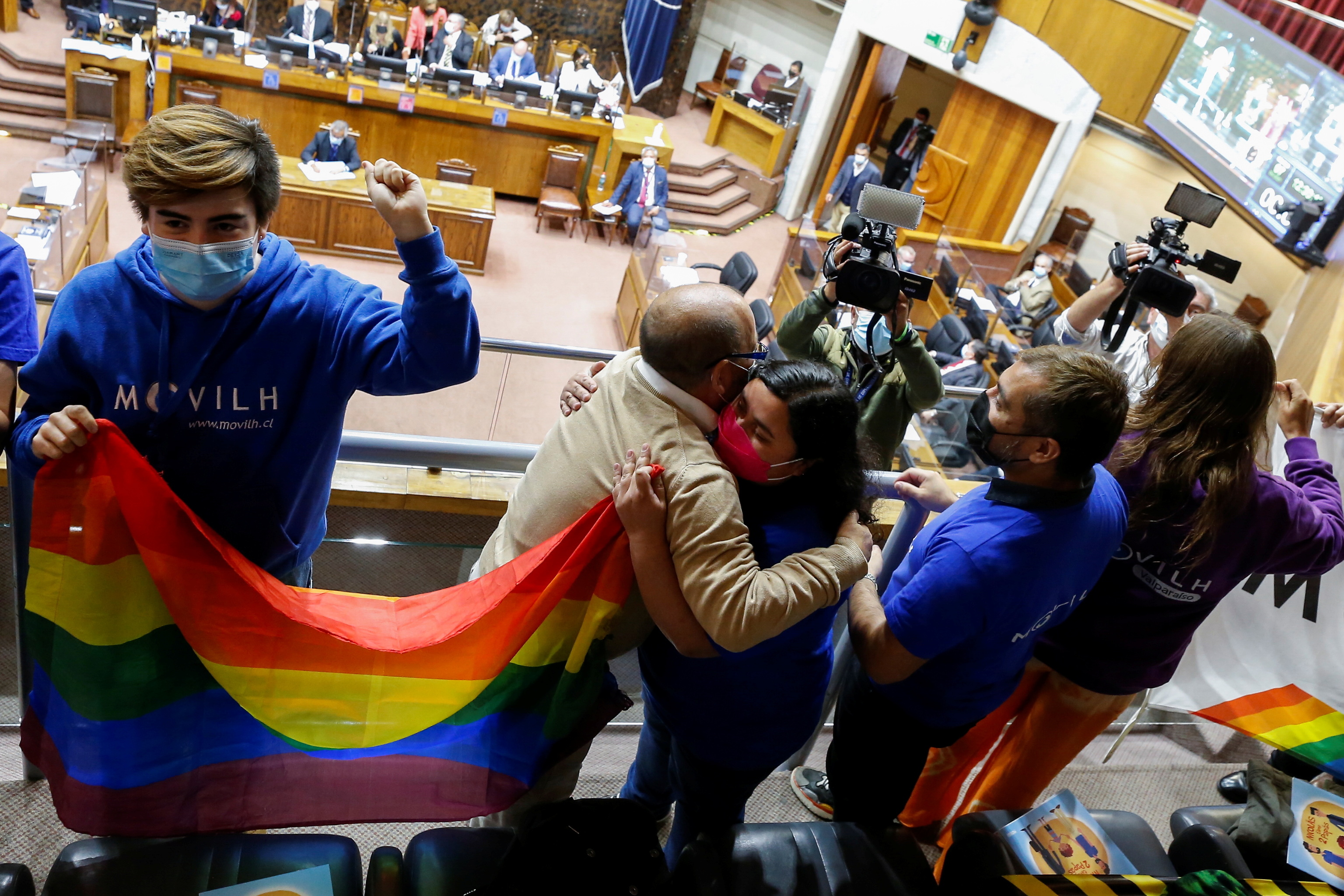 Activistas celebran la aprobación del matrimonio homosexual en el Senado chileño.