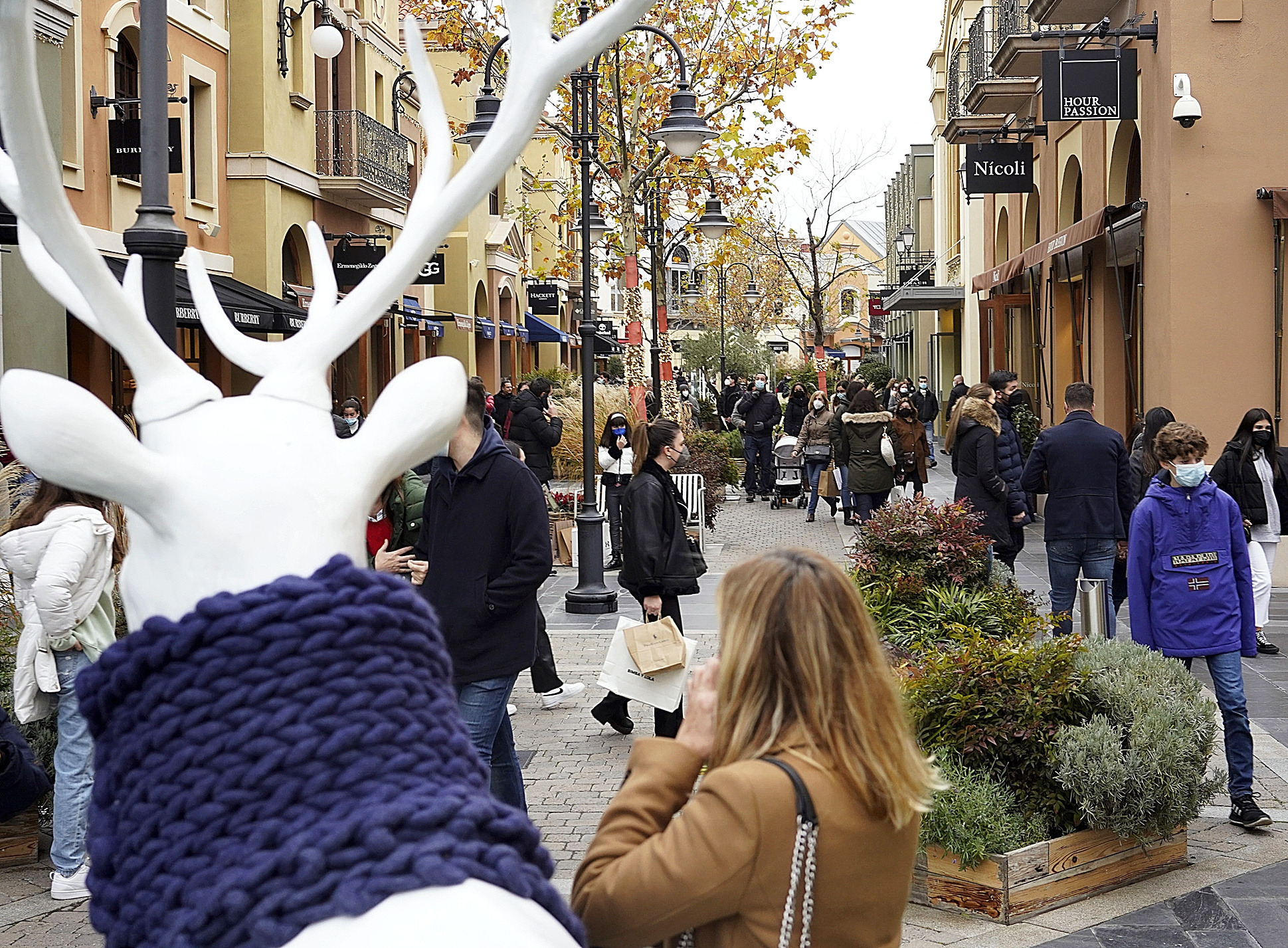 política paquete Charles Keasing Las Rozas Village, el outlet de lujo que arrasa en las compras navideñas |  Madrid