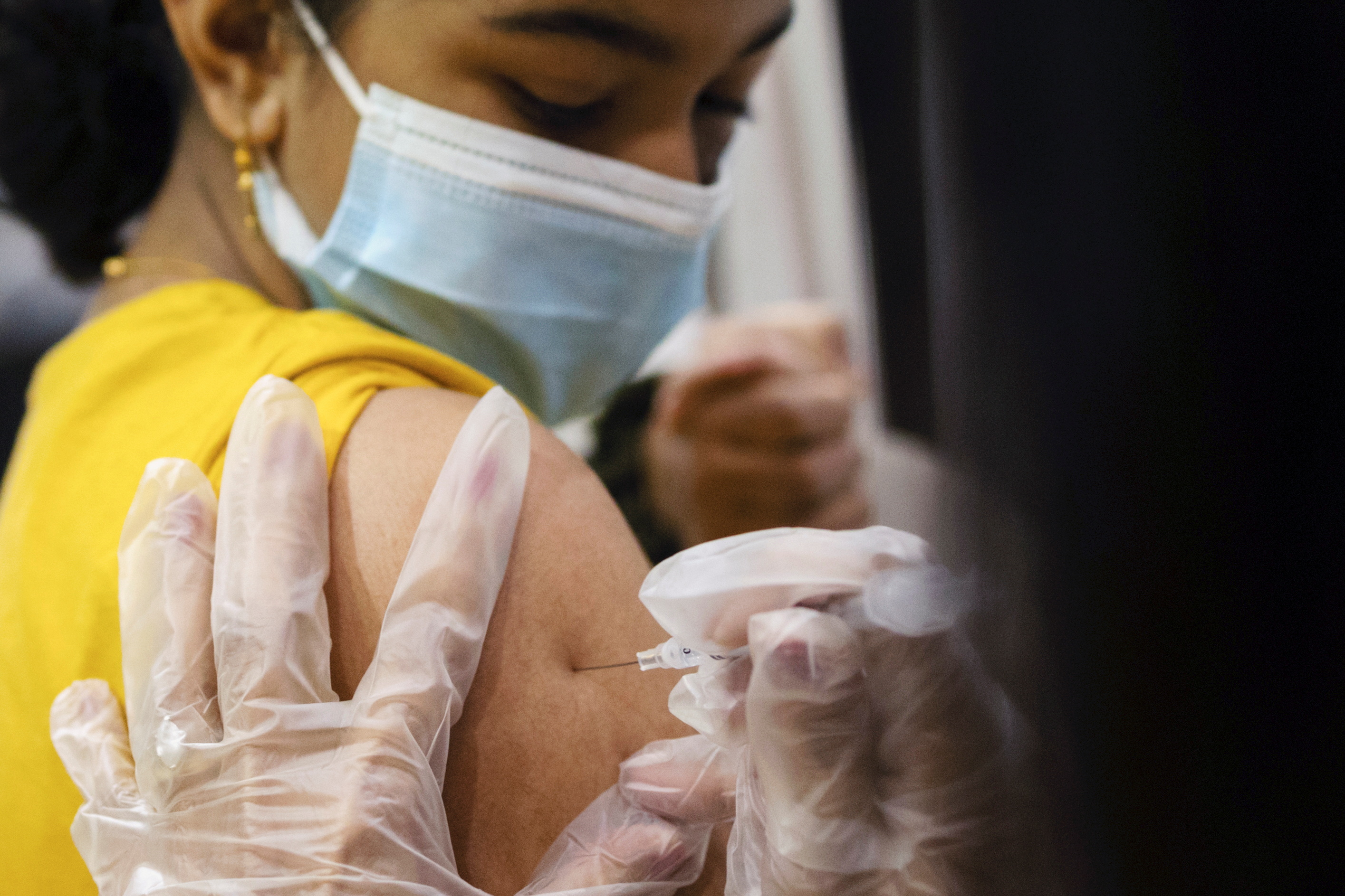 Una niña recibe una vacuna contra el Covid en Lansdale, Pennsylvania (EEUU).