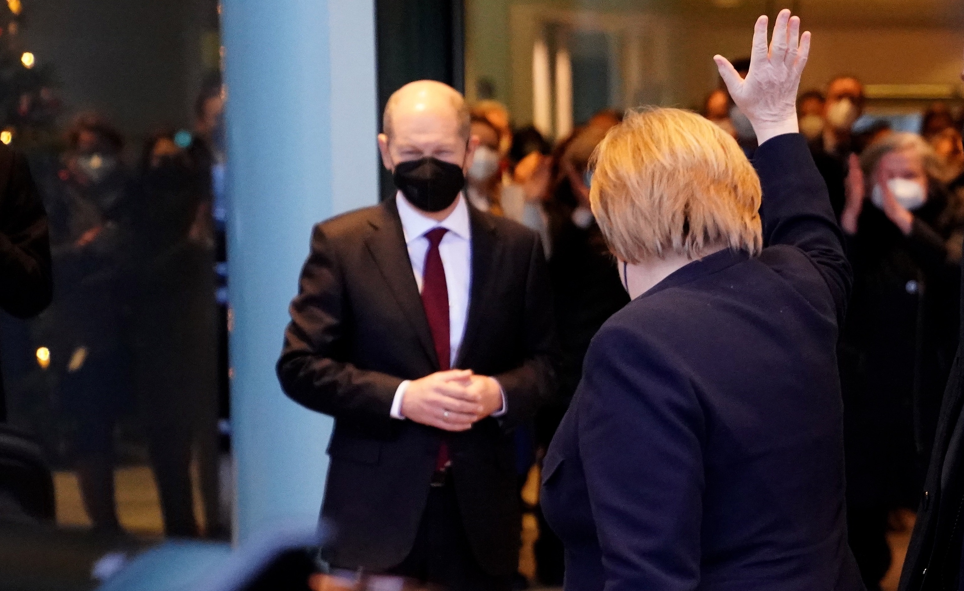 Olaf Scholz dice adiós a Angela Merkel.