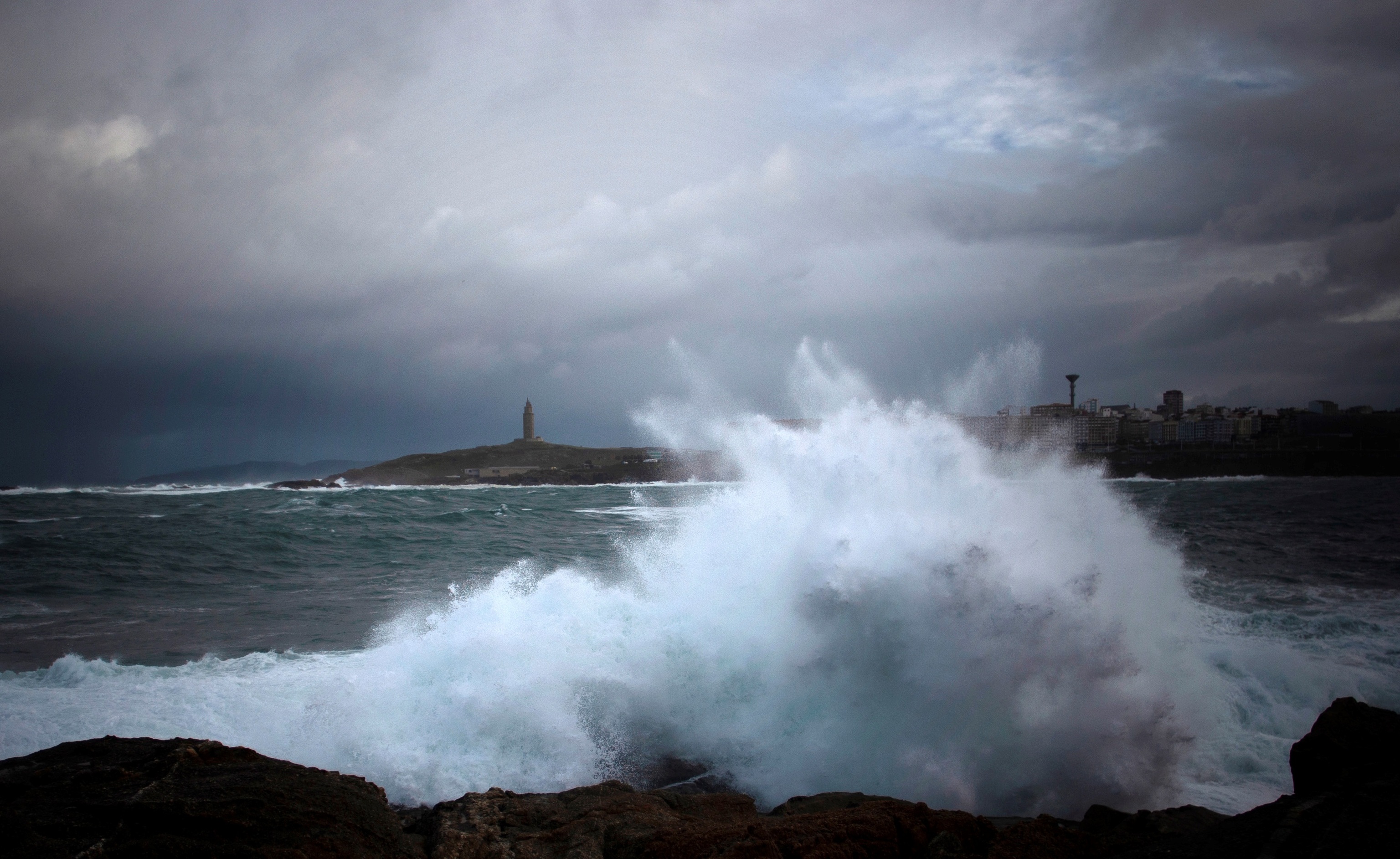 Una ola rompe con fuerza en A Coruña