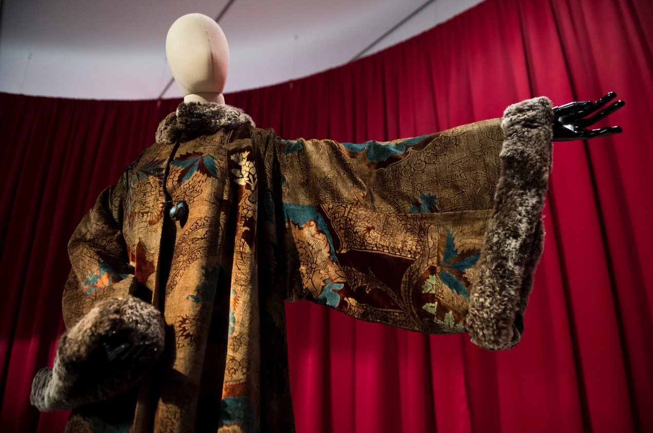 Una de las prendas de Fortuny Madrazo que se puede ver en la exposición.