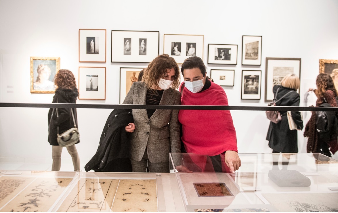 Dos visitantes observan algunas de las piezas expuestas en el Centro Cultural CajaGranada.