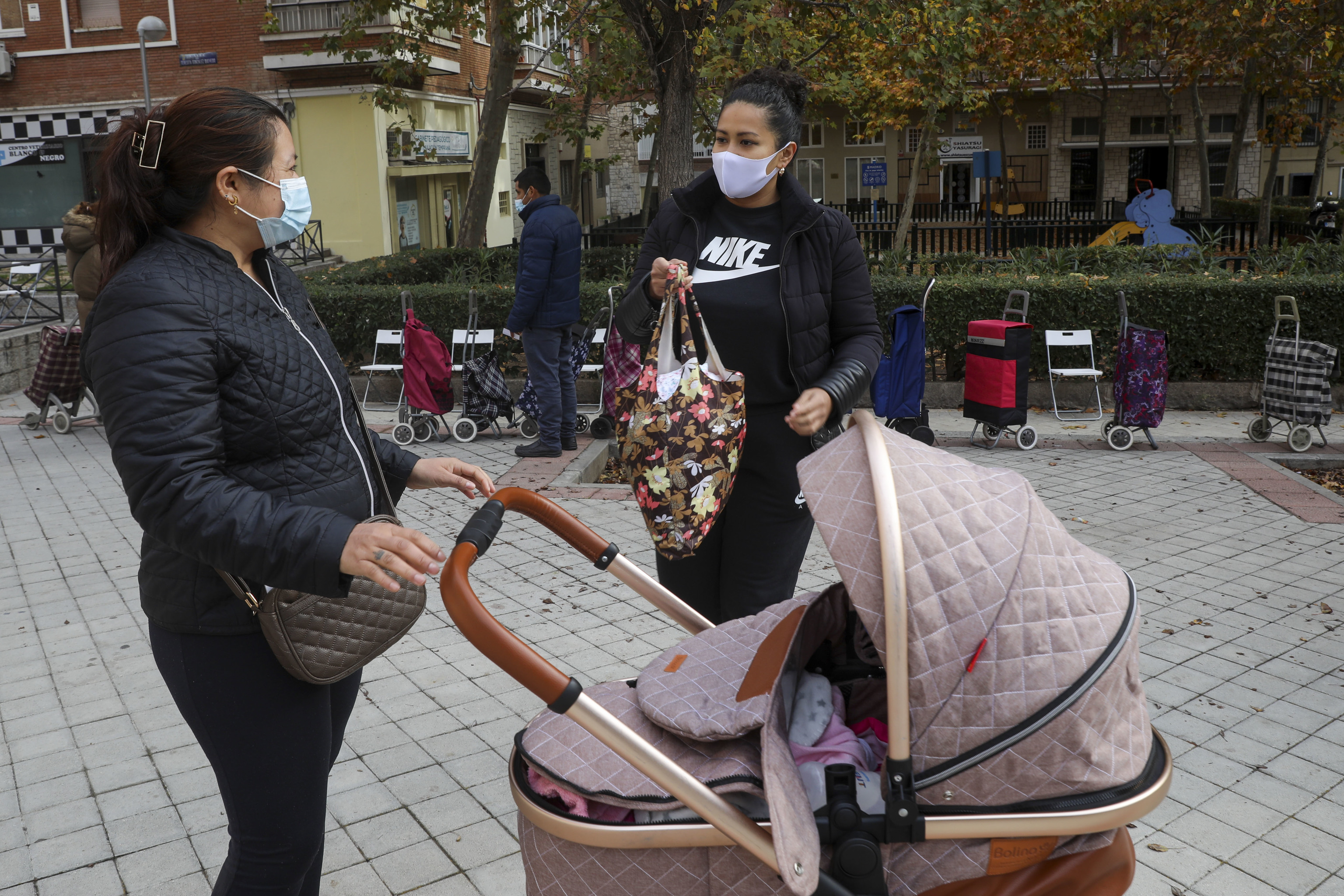 Una mujer recoge ropa para su bebé en la Fundación Madrina, en Madrid.