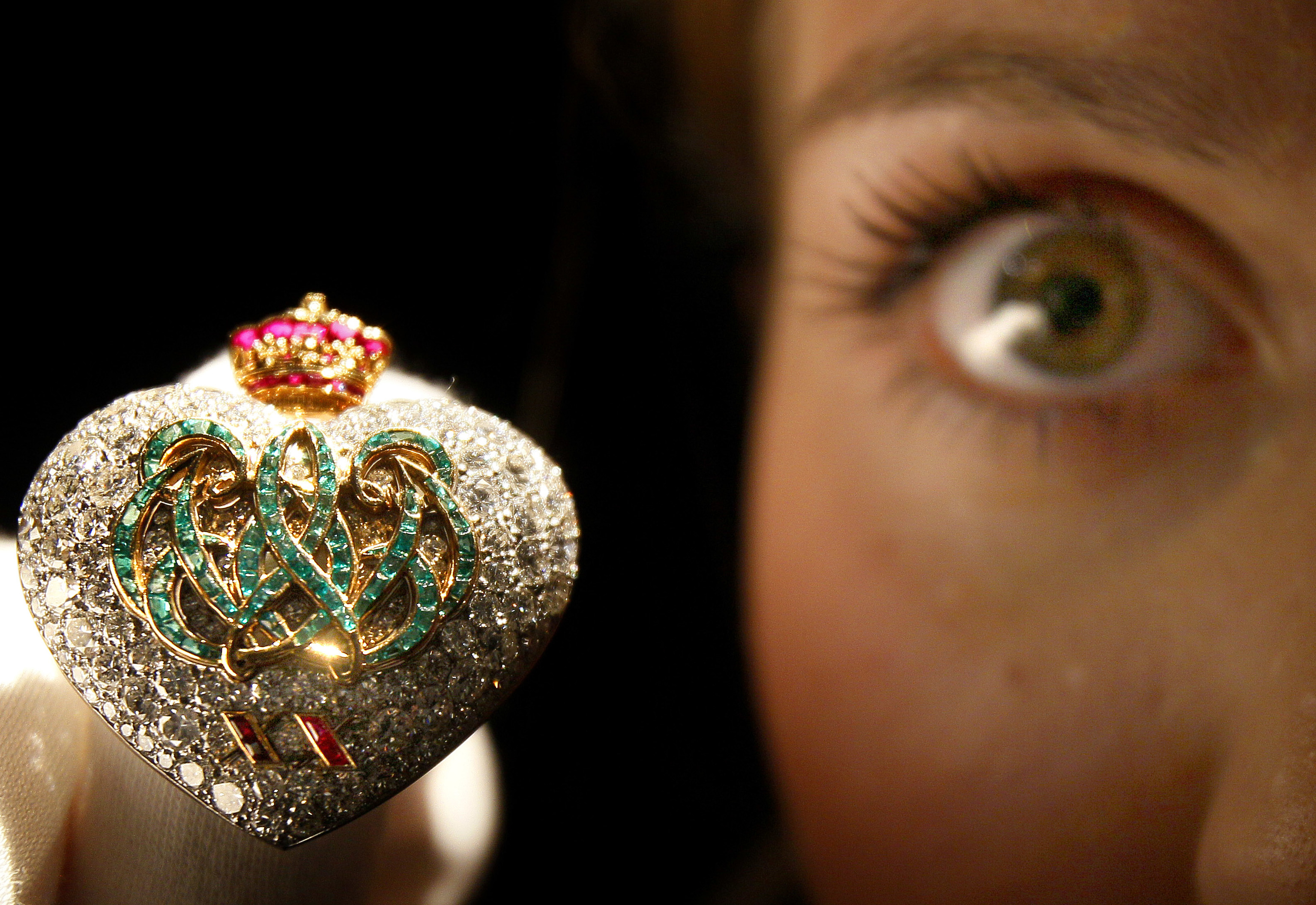 Un broche de Cartier con una esmeralda, un rub y un diamante que perteneci a Simpson.