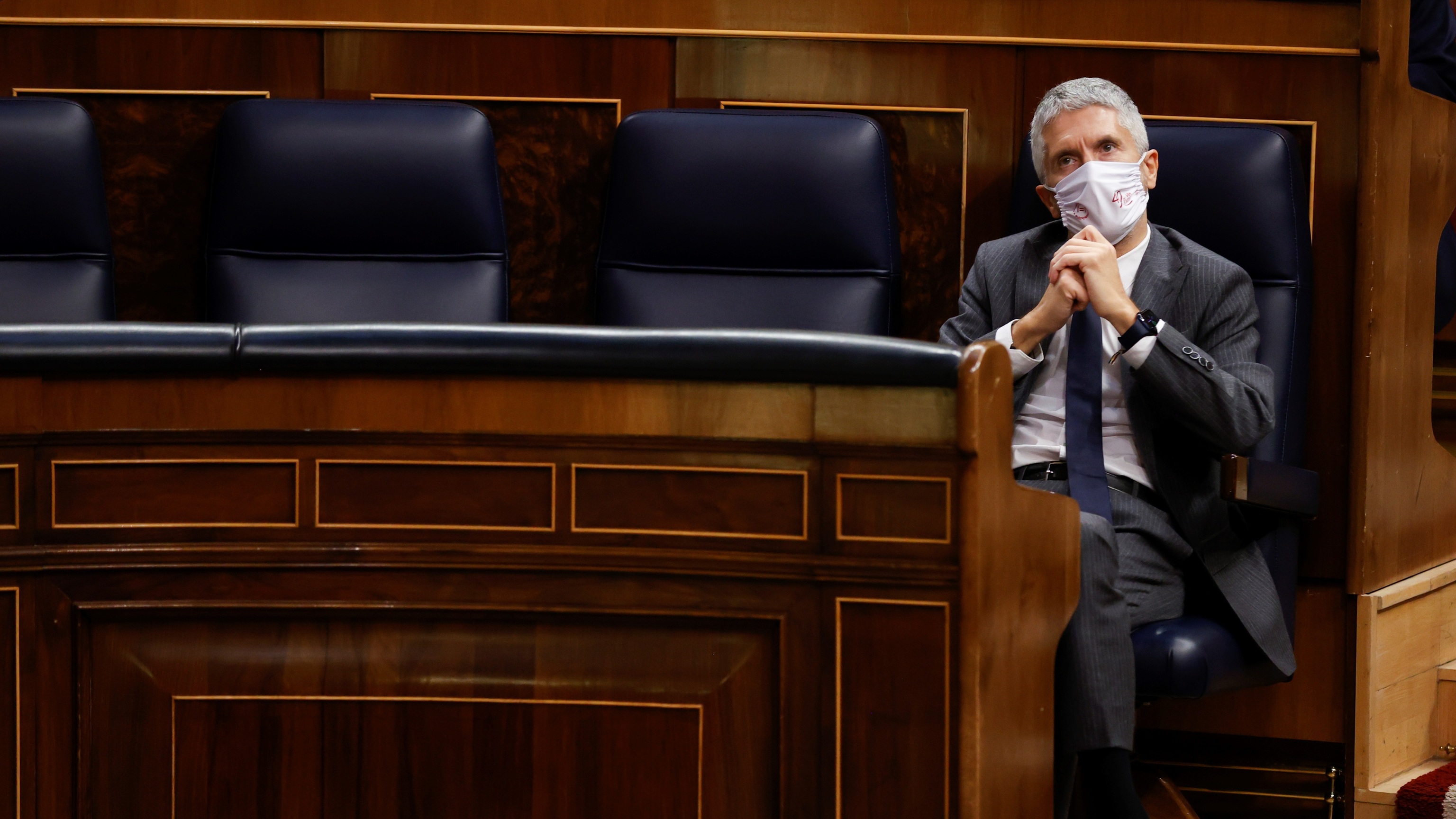 El ministro Grande-Marlaska, pensativo, en su escao durante una sesin de control en el Congreso de los Diputados.