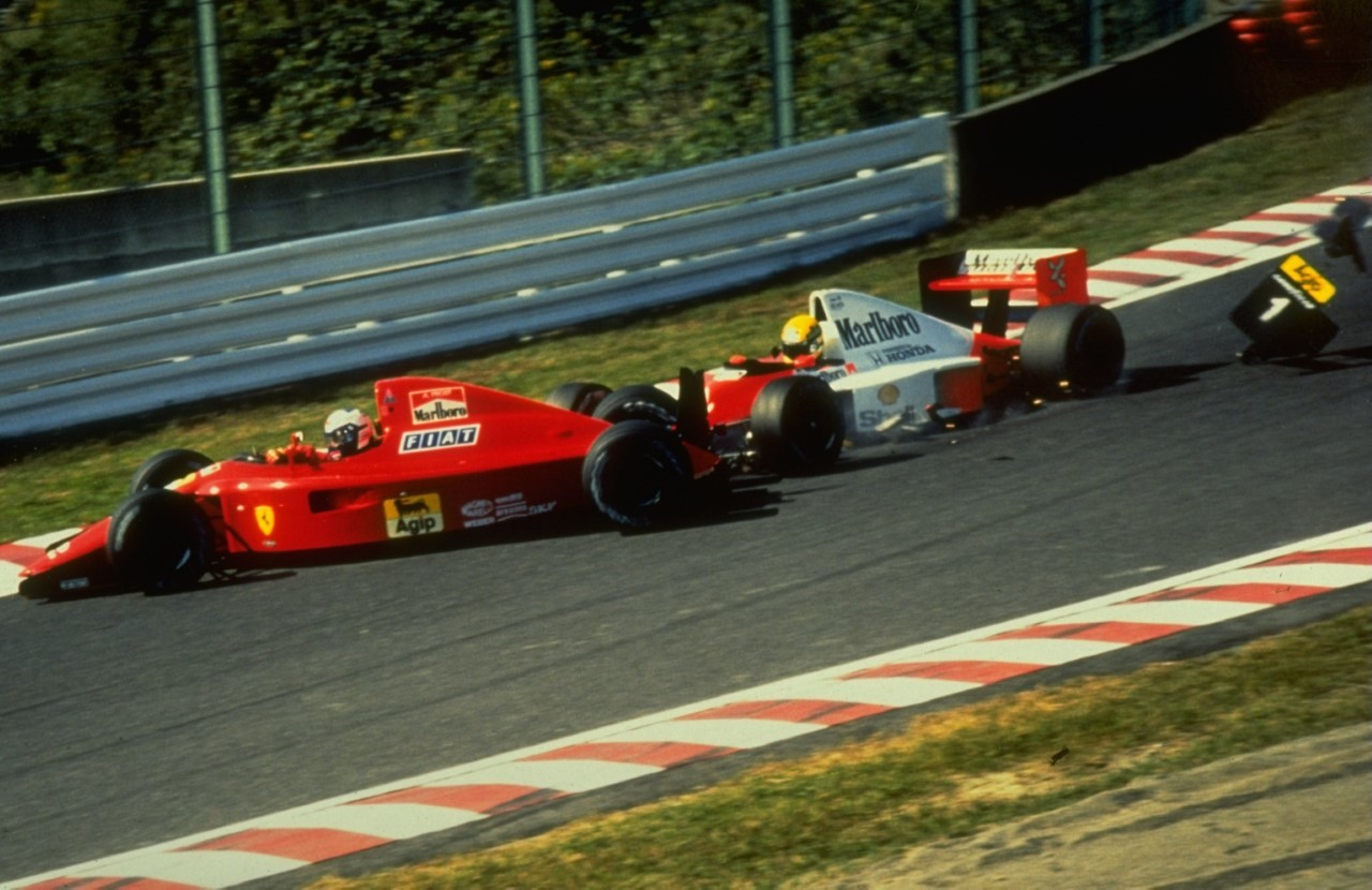 Alain Prost y Ayrton Senna chocan en el GP de Japn en 1990.