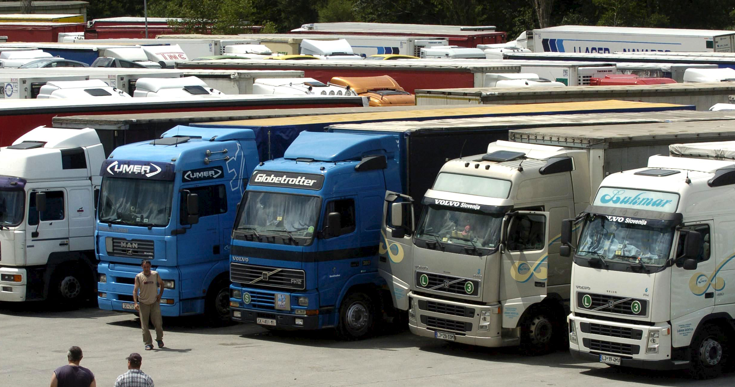 Varios camiones retenidos en un aparcamiento de la frontera de La Jonquera (Girona), que permanece cortada por transportistas en huelga.