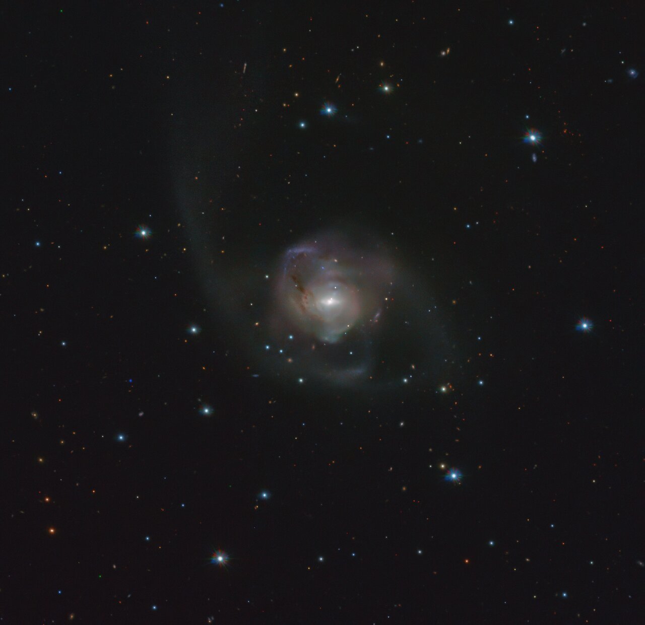 La galaxia peculiar NGC772: imagen de gran campo.