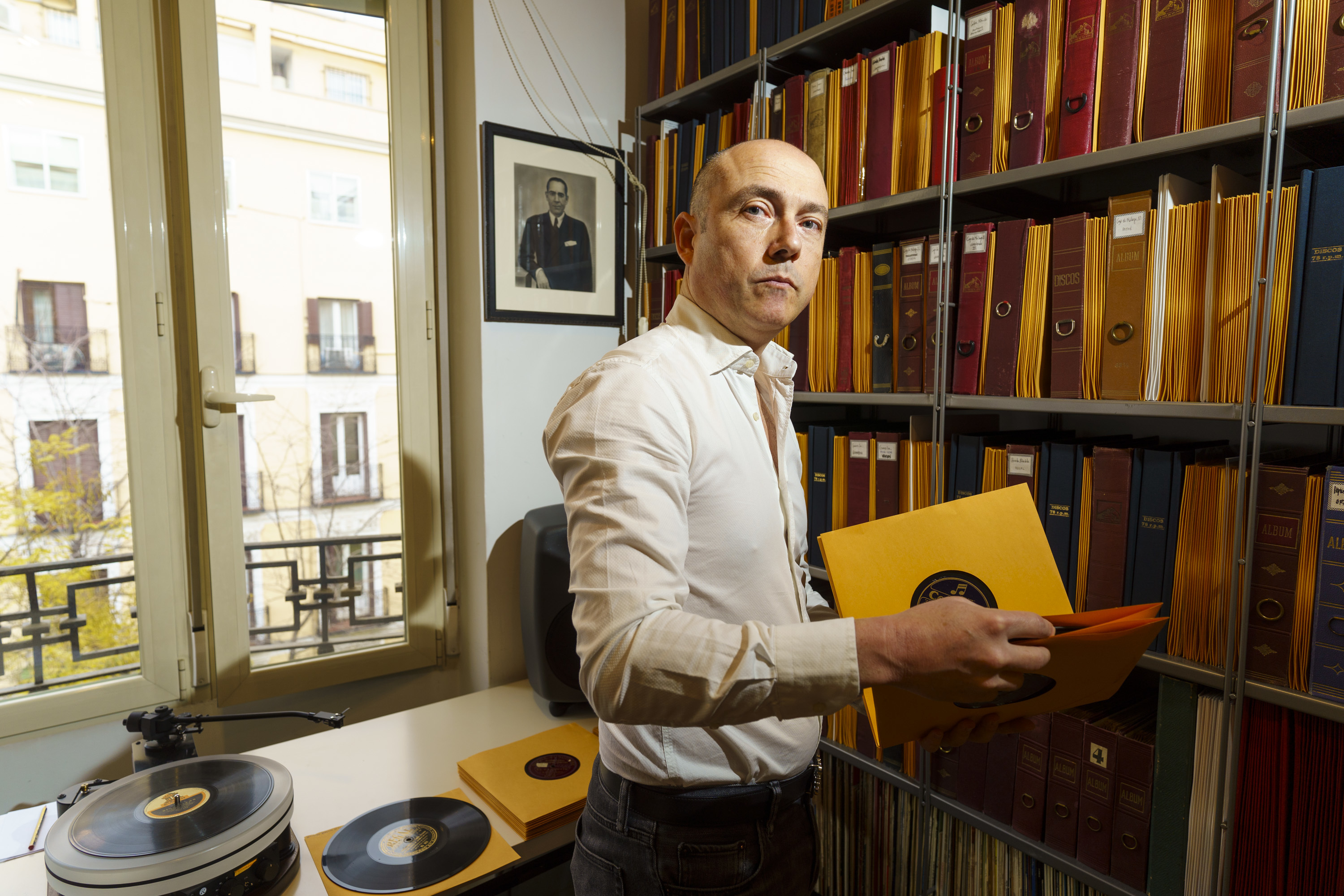 Carlos Martín Ballester en su estudio de grabación donde guarda su colección de archivo sonoro del flamenco