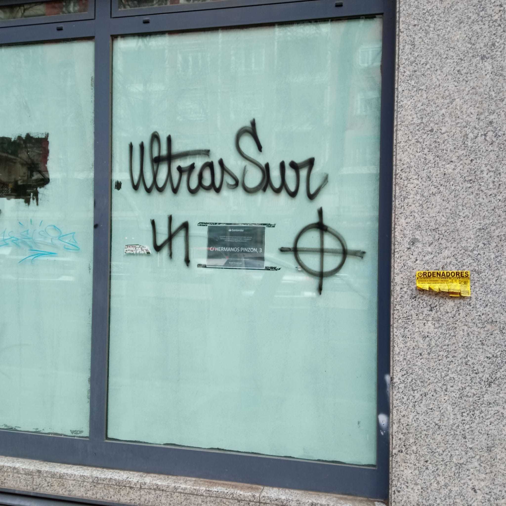 Una pintada de Ultras Sur en la fachada de un negocio.